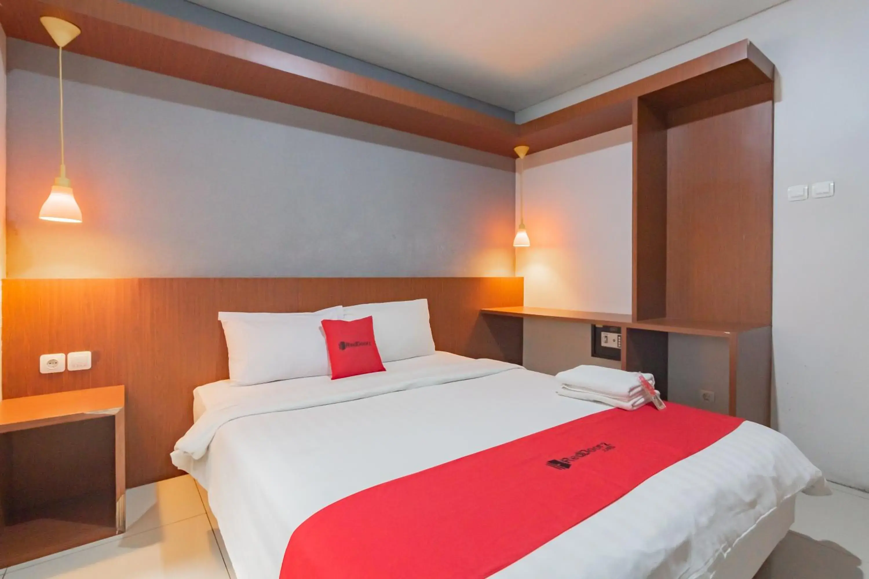 Bedroom, Bed in RedDoorz Plus @ Dago Pojok 3 Bedroom, Bed in RedDoorz Plus @ Dago Pojok 3