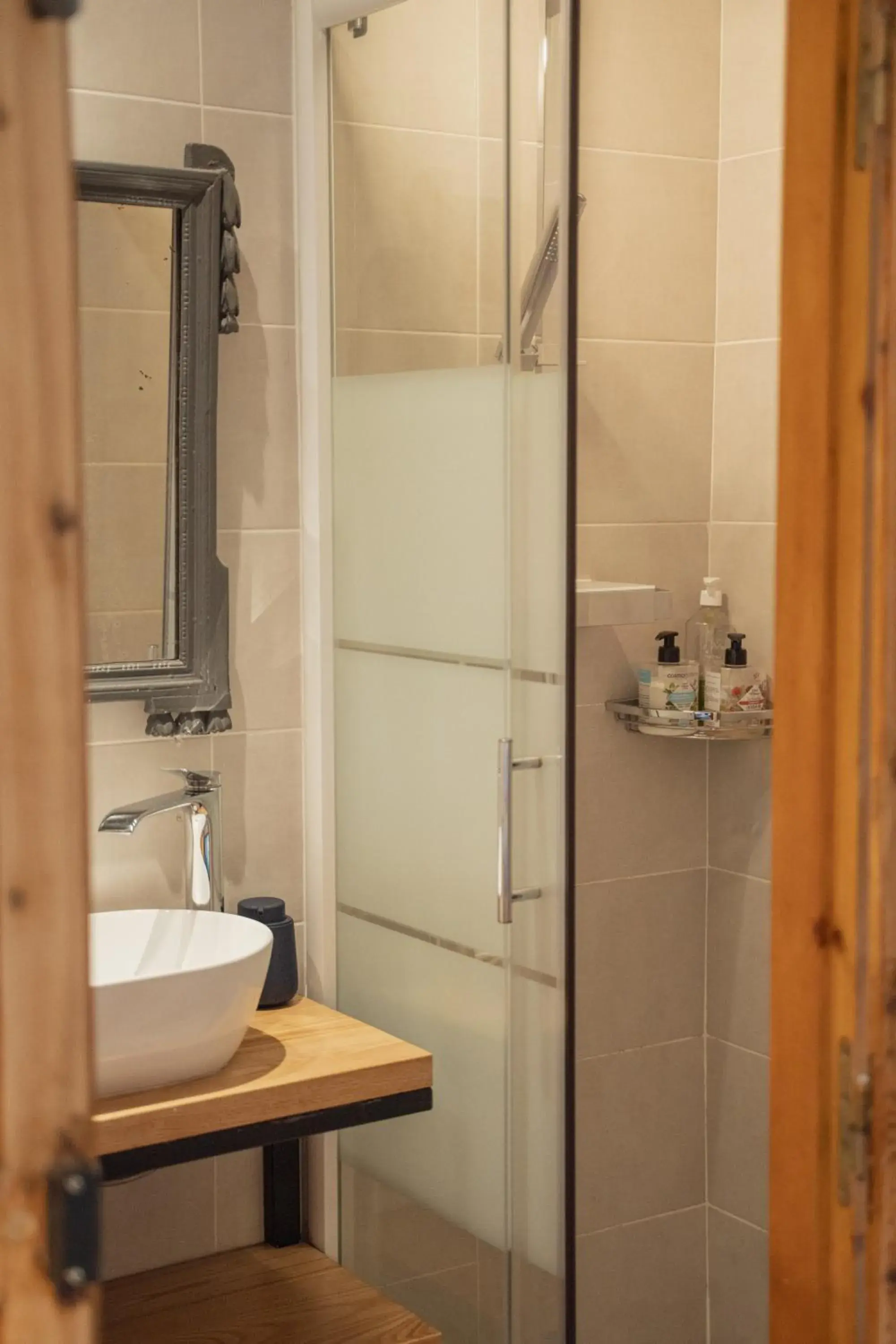 Shower, Bathroom in Les Jardins de Baracane