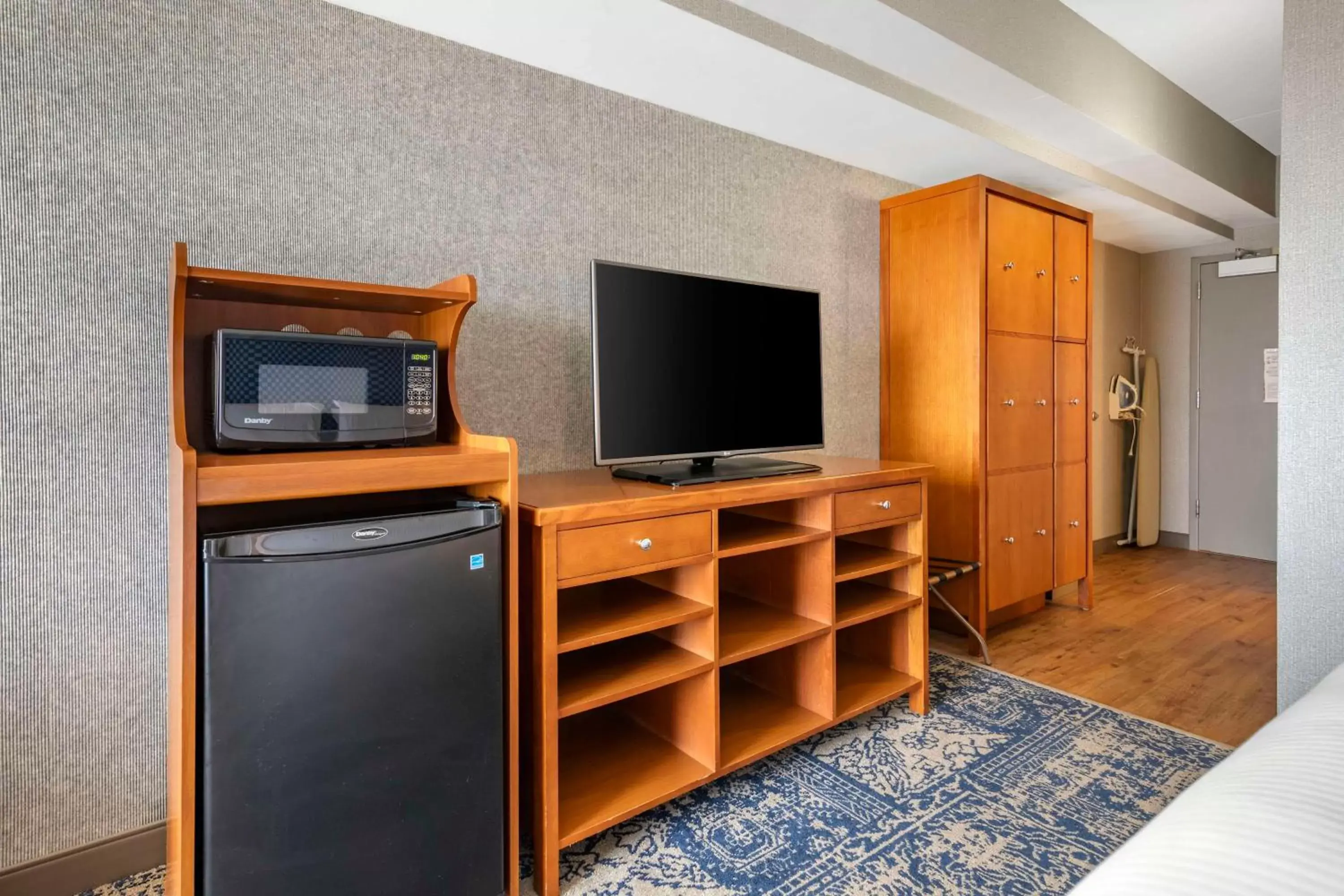 Bedroom, TV/Entertainment Center in Bangor Aviator Hotel BW Premier Collection