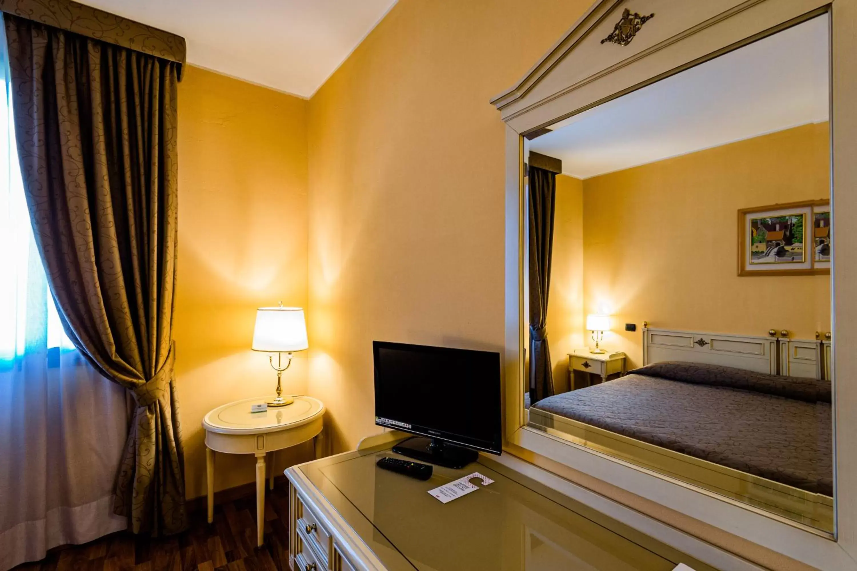 Bedroom, TV/Entertainment Center in Hotel Lucrezia Borgia