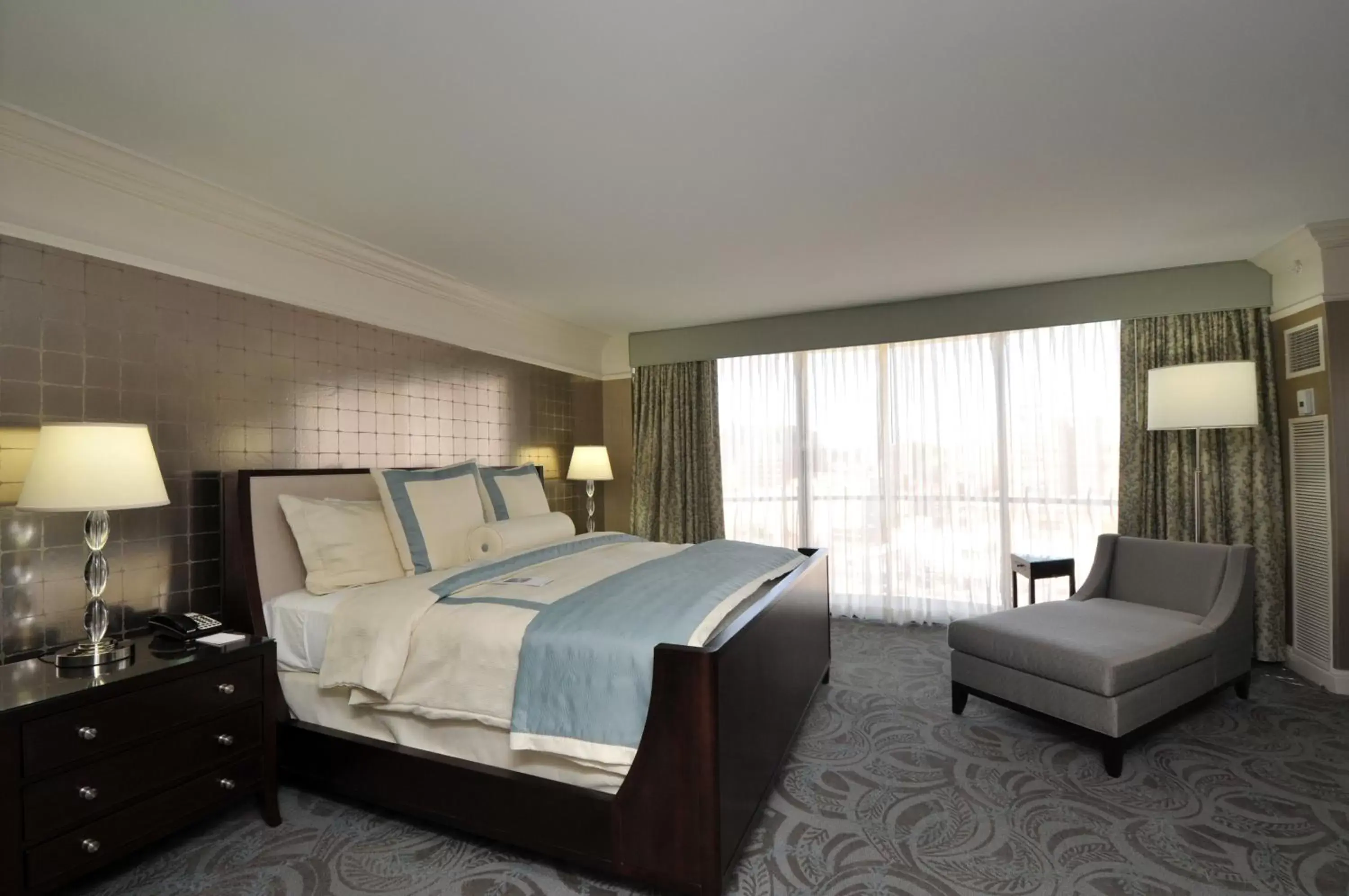 Bedroom in InterContinental Kansas City at the Plaza, an IHG Hotel