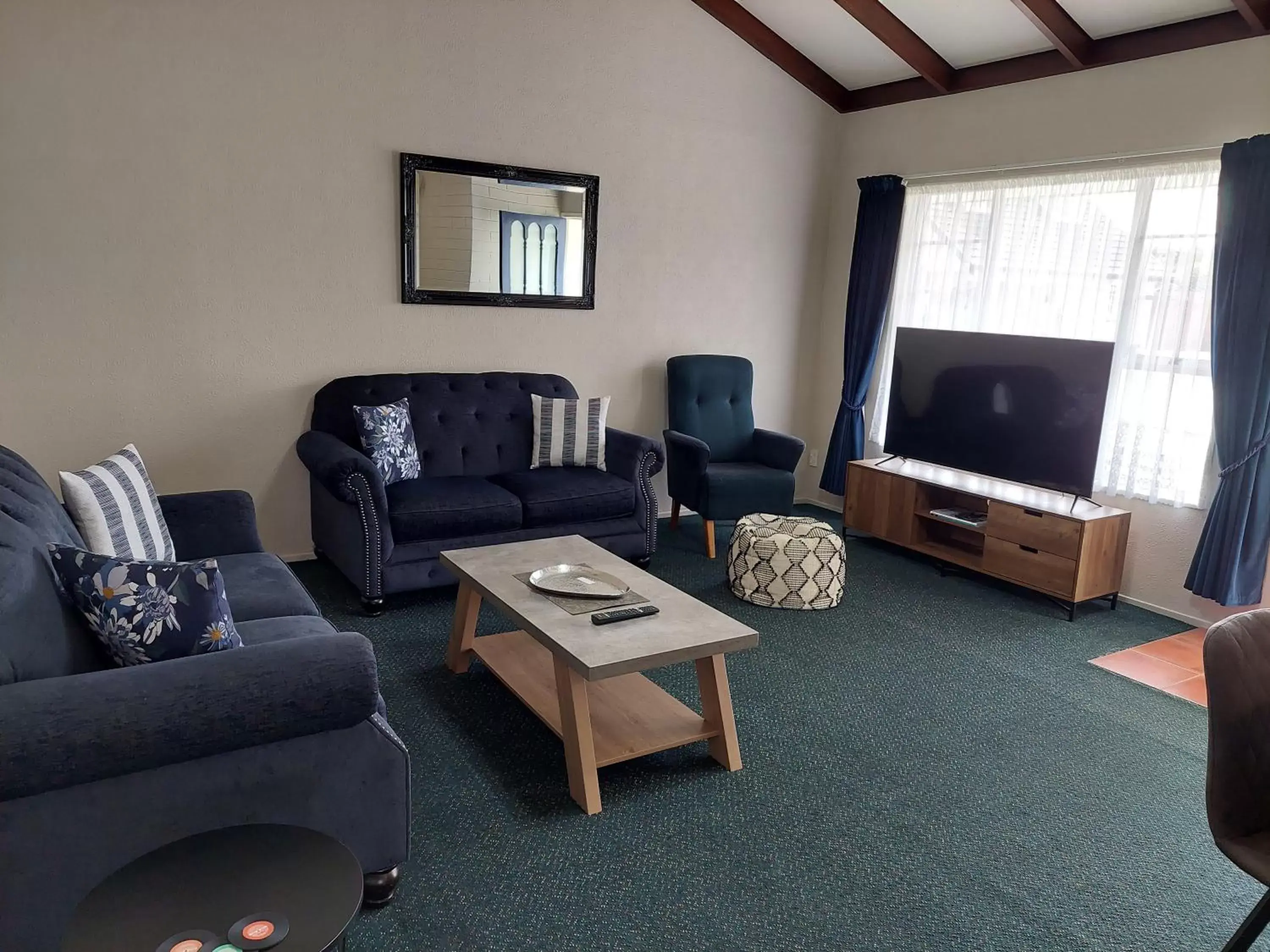 Living room, Seating Area in Colonial on Tay