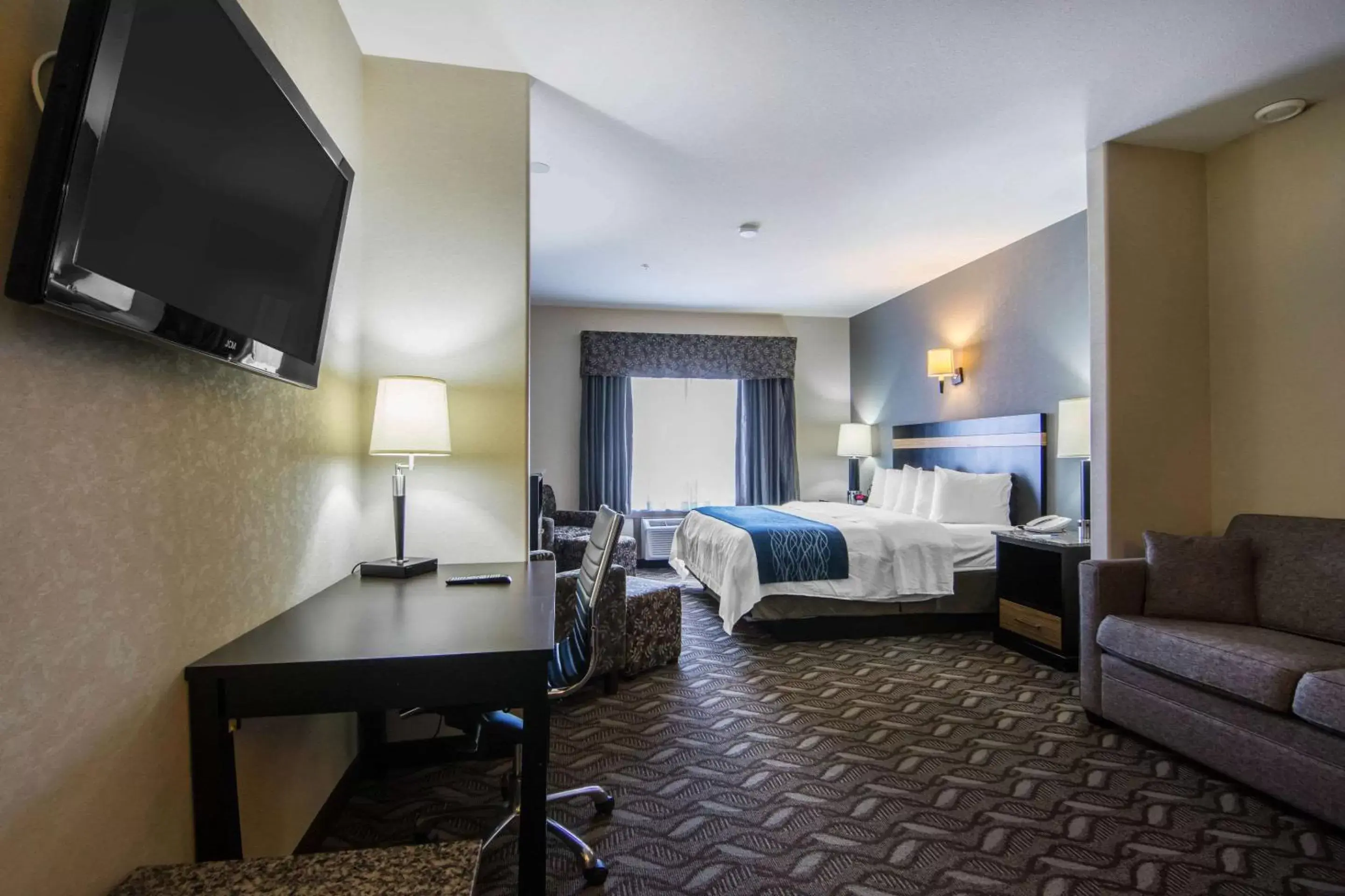 Photo of the whole room, Bed in Comfort Inn & Suites Fort Saskatchewan