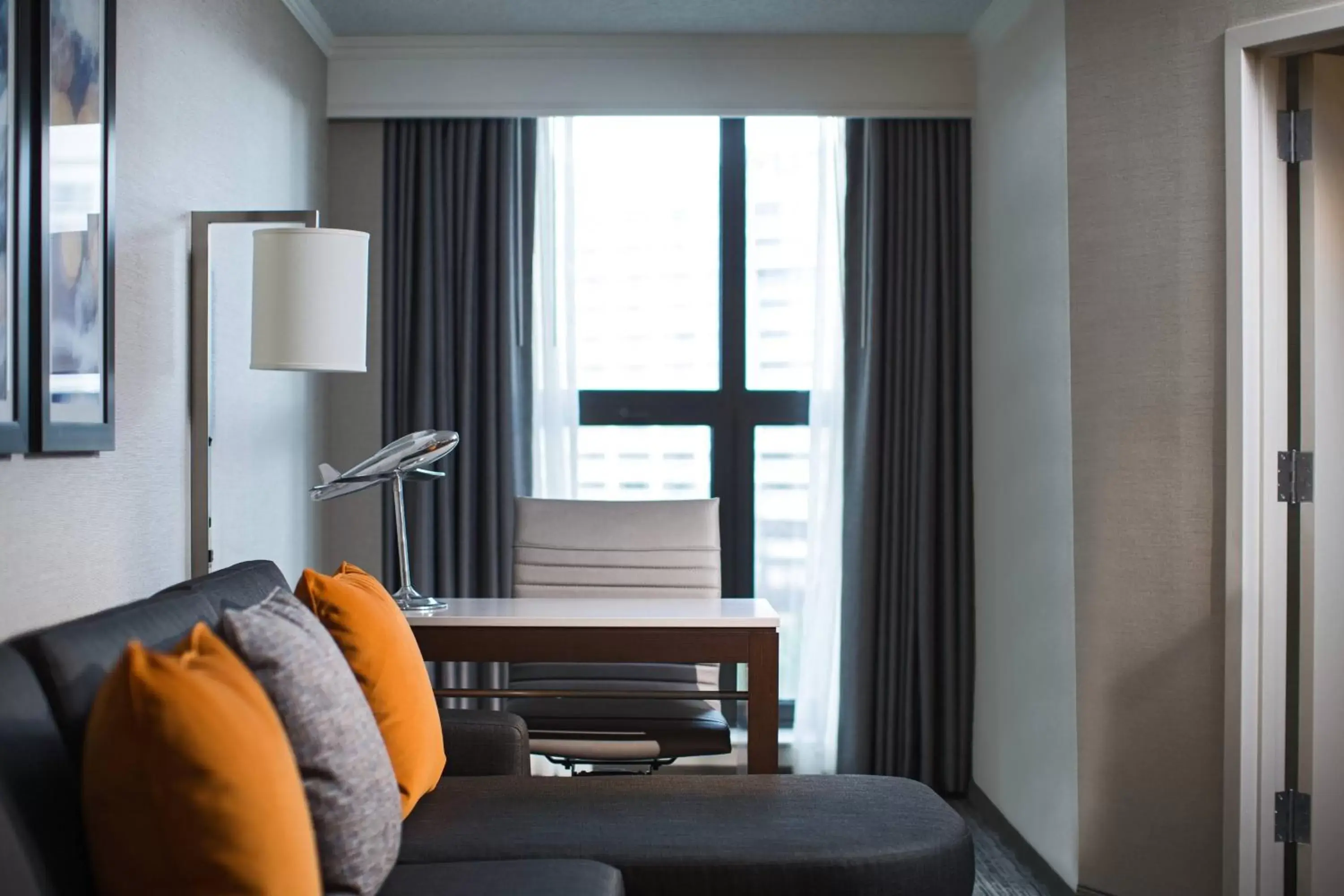 Living room, Seating Area in Chicago Marriott Suites O'Hare