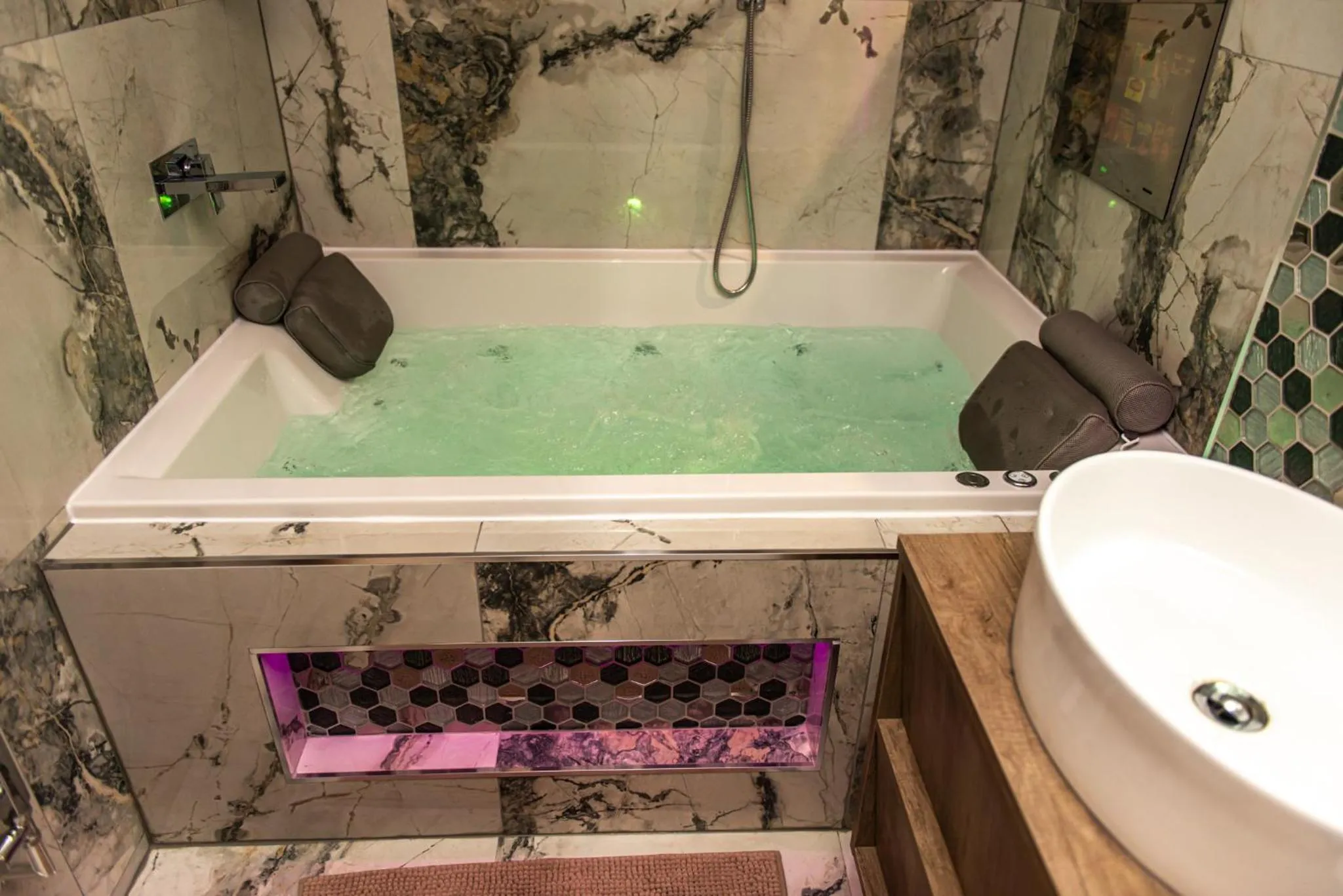 Deluxe One-Bedroom Apartment in Optimal Apartments