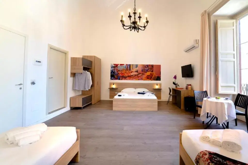 Bed in Ballaro' Hotel - Budget Room