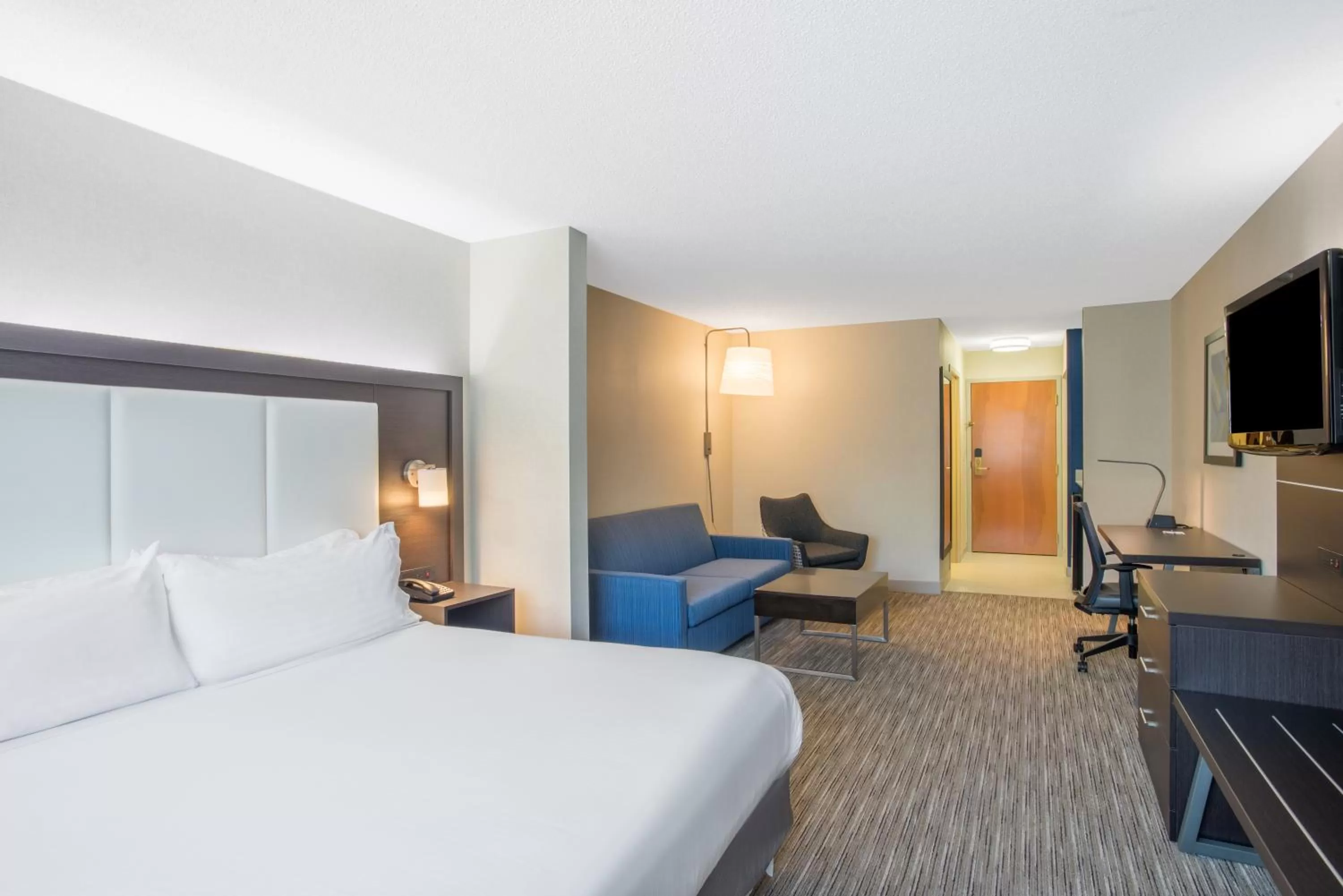 Photo of the whole room, Bed in Holiday Inn Express Hotel & Suites Boston - Marlboro by IHG