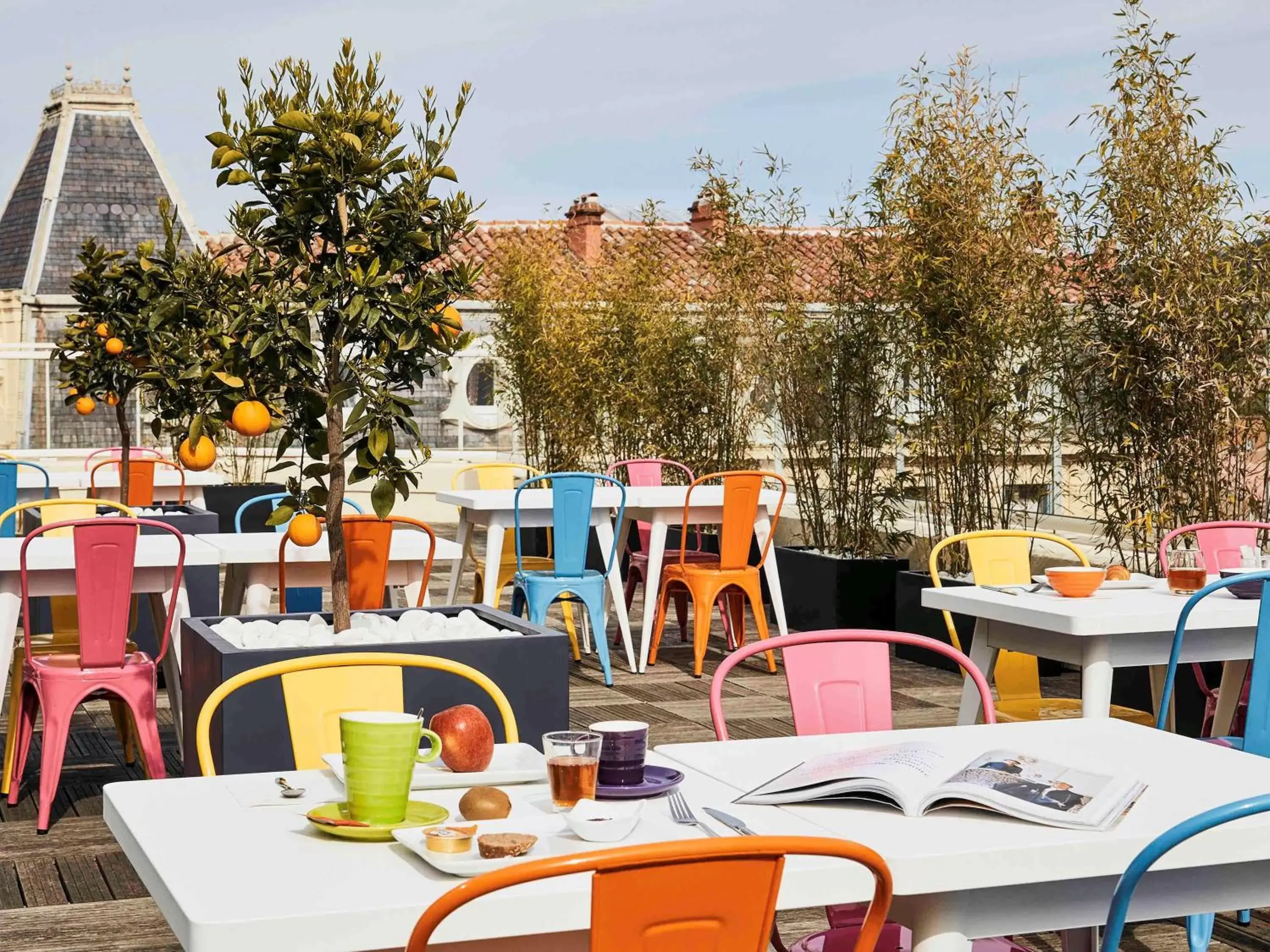 Property building, Restaurant/Places to Eat in Ibis Styles Hyères Rooftop & Spa