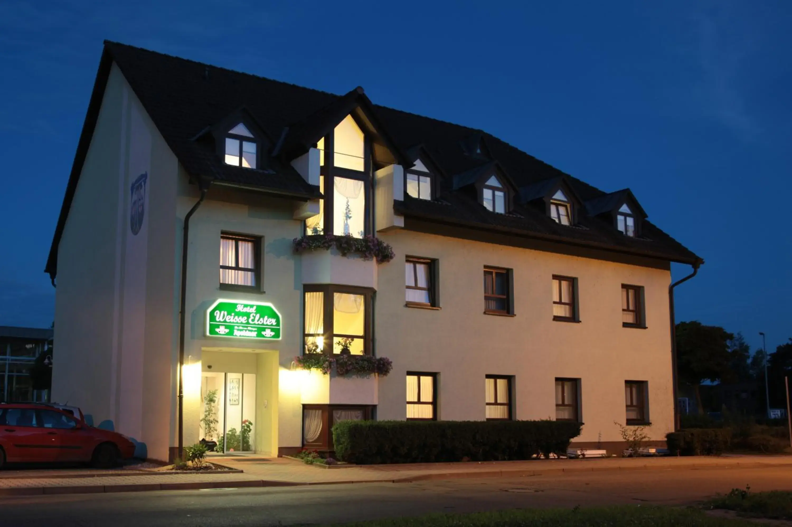 Facade/entrance, Property Building in Hotel Weisse Elster