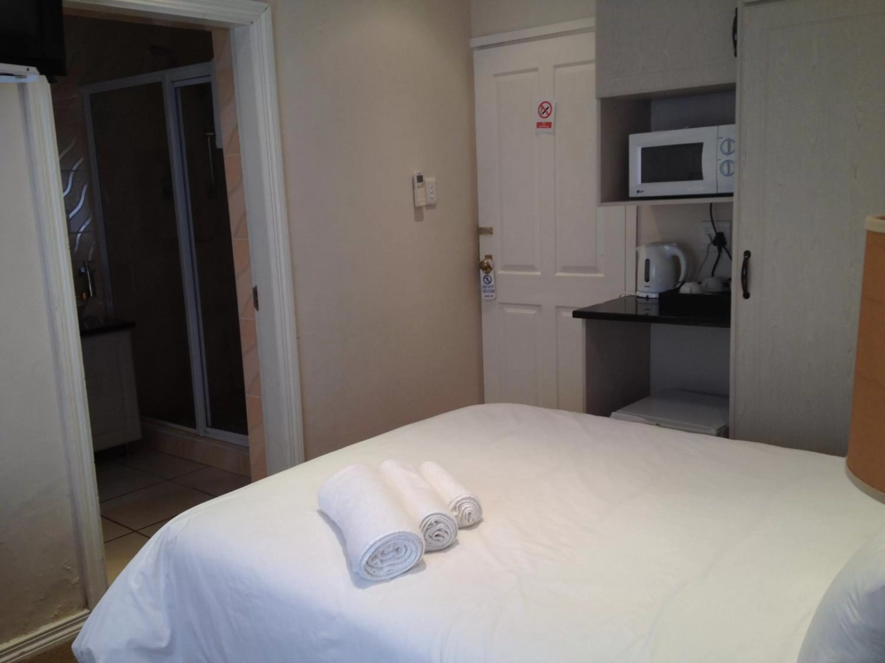 Photo of the whole room, Bed in Addis Bed and Breakfast