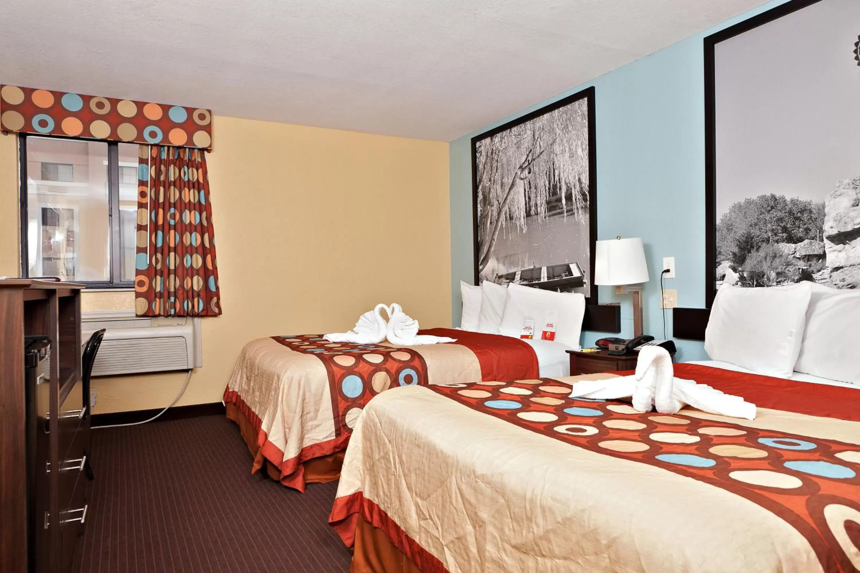 Photo of the whole room, Bed in Super 8 by Wyndham Wichita Airport West Kellogg