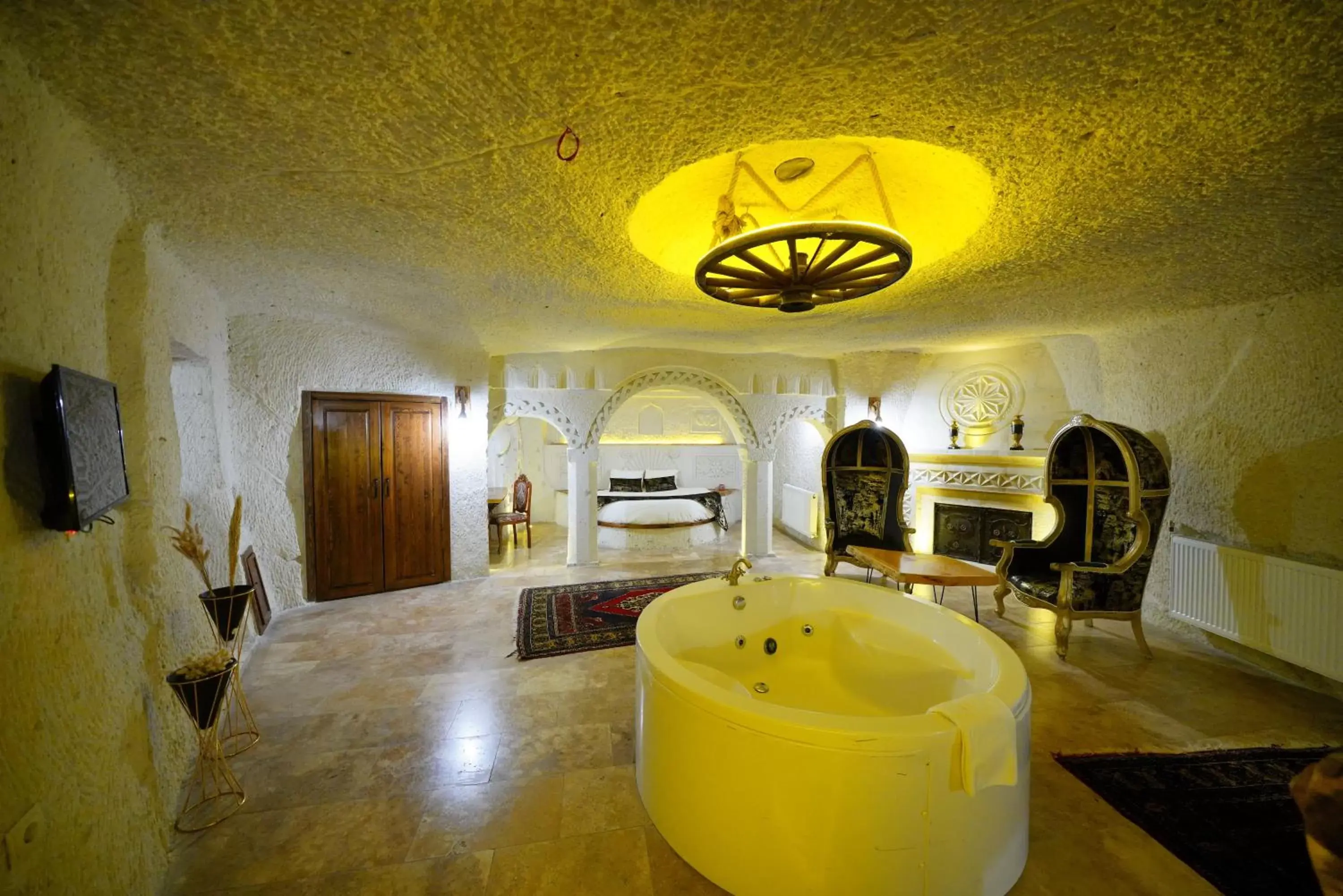 Hot Tub, Bathroom in Cappadocia Nar Cave House & Hot Swimming Pool