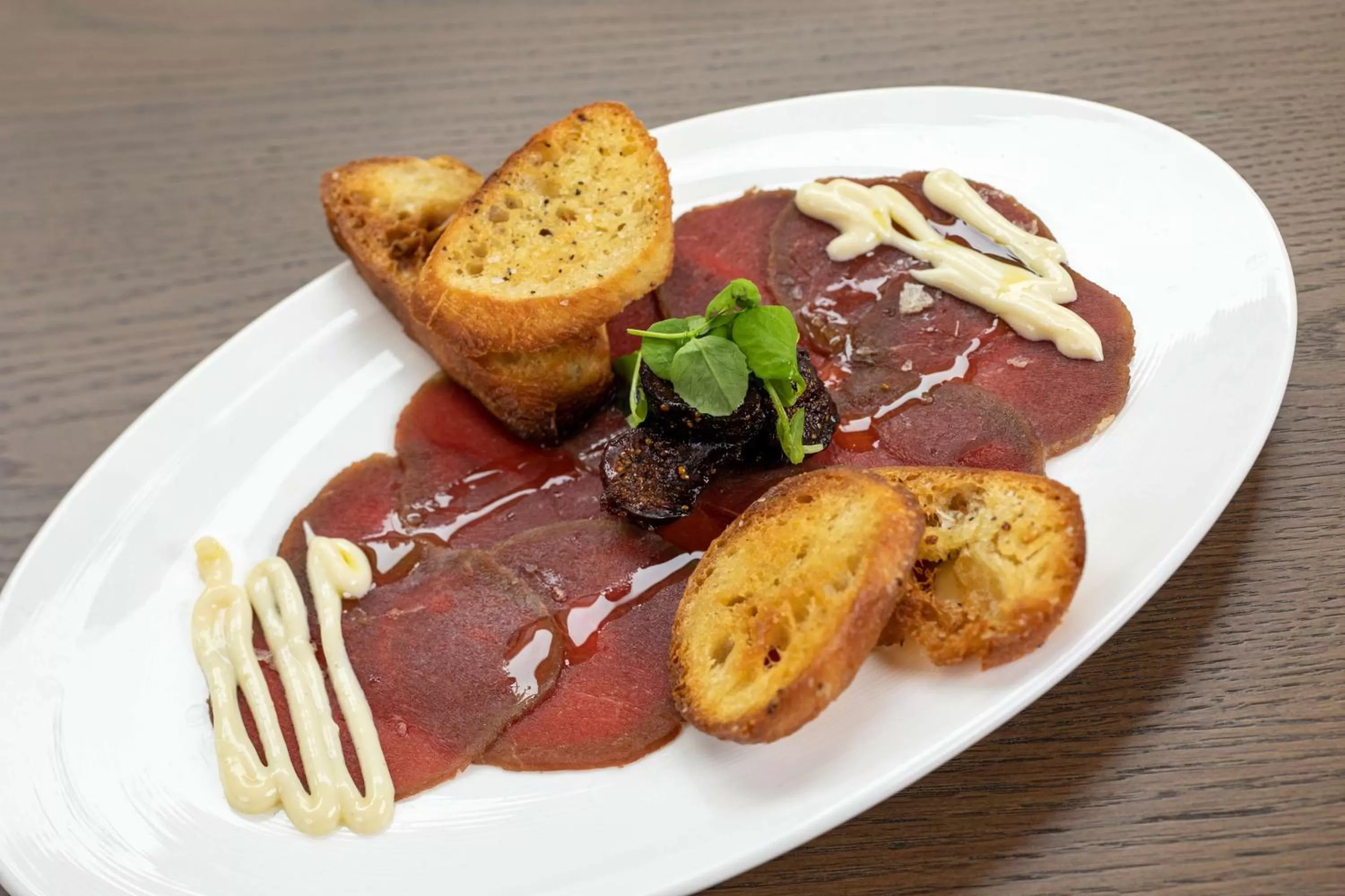 Lounge or bar in The Peregrine Omaha Downtown Curio Collection By Hilton