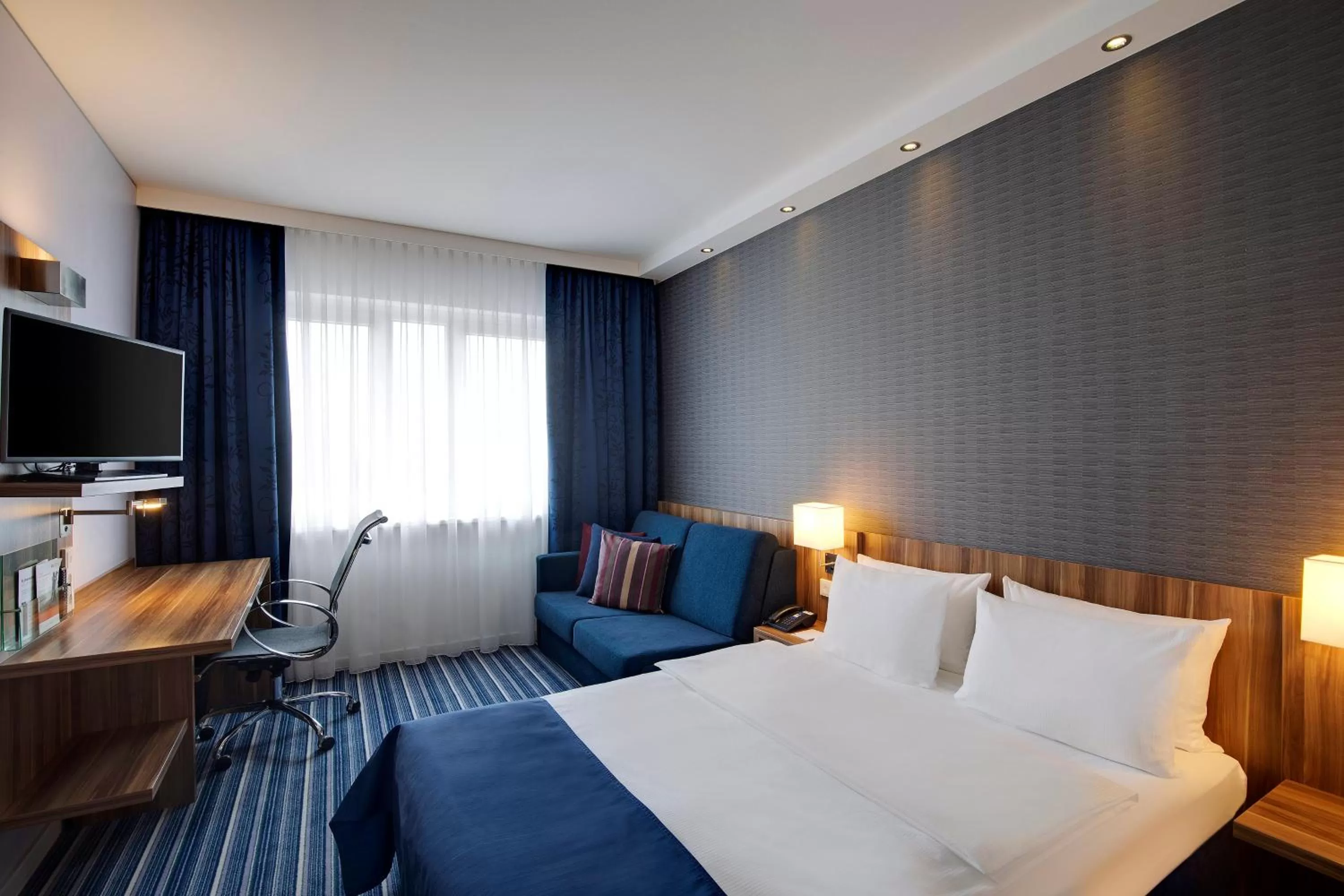 Photo of the whole room, Bed in Holiday Inn Express Bremen Airport by IHG