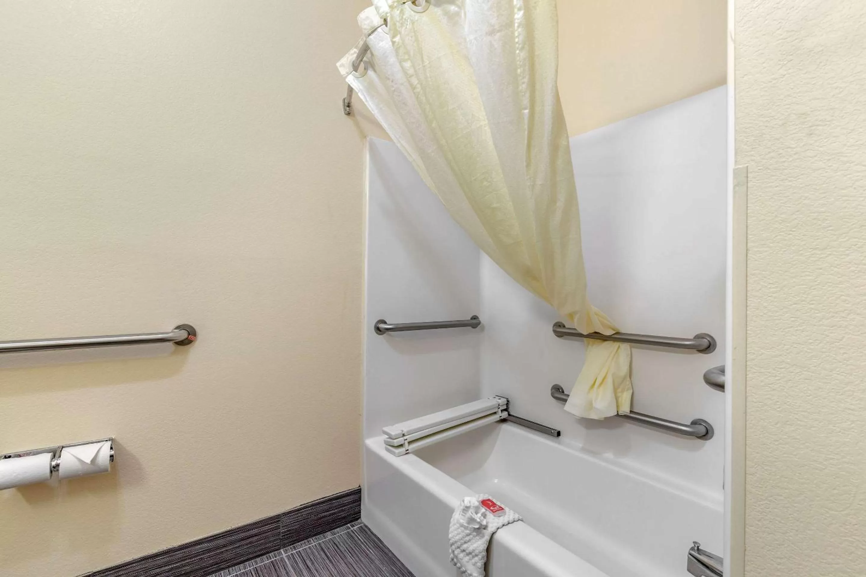 Bathroom in Econo Lodge Brunswick Travel Center