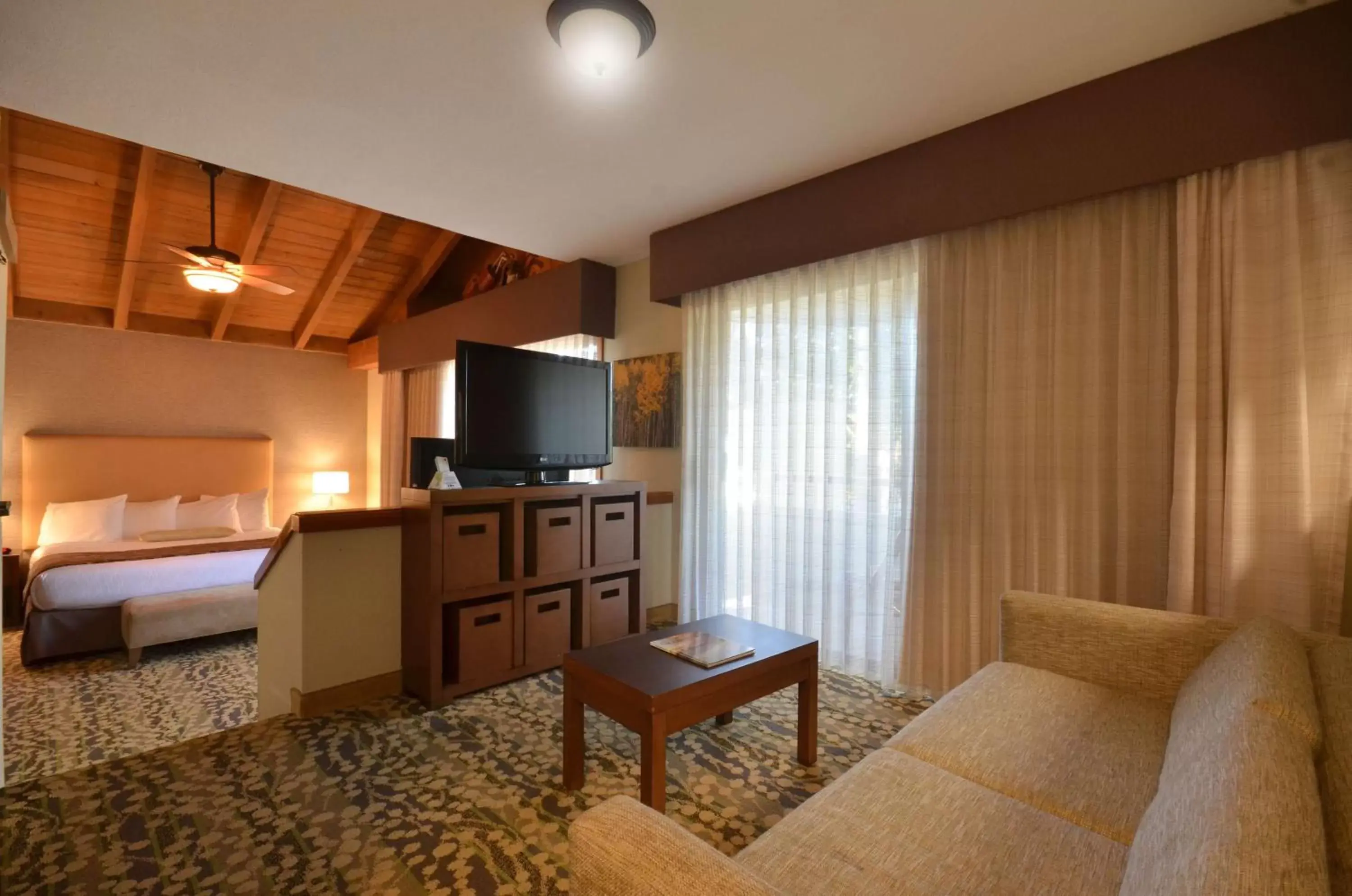 Living room, TV/Entertainment Center in Best Western The Inn & Suites Pacific Grove