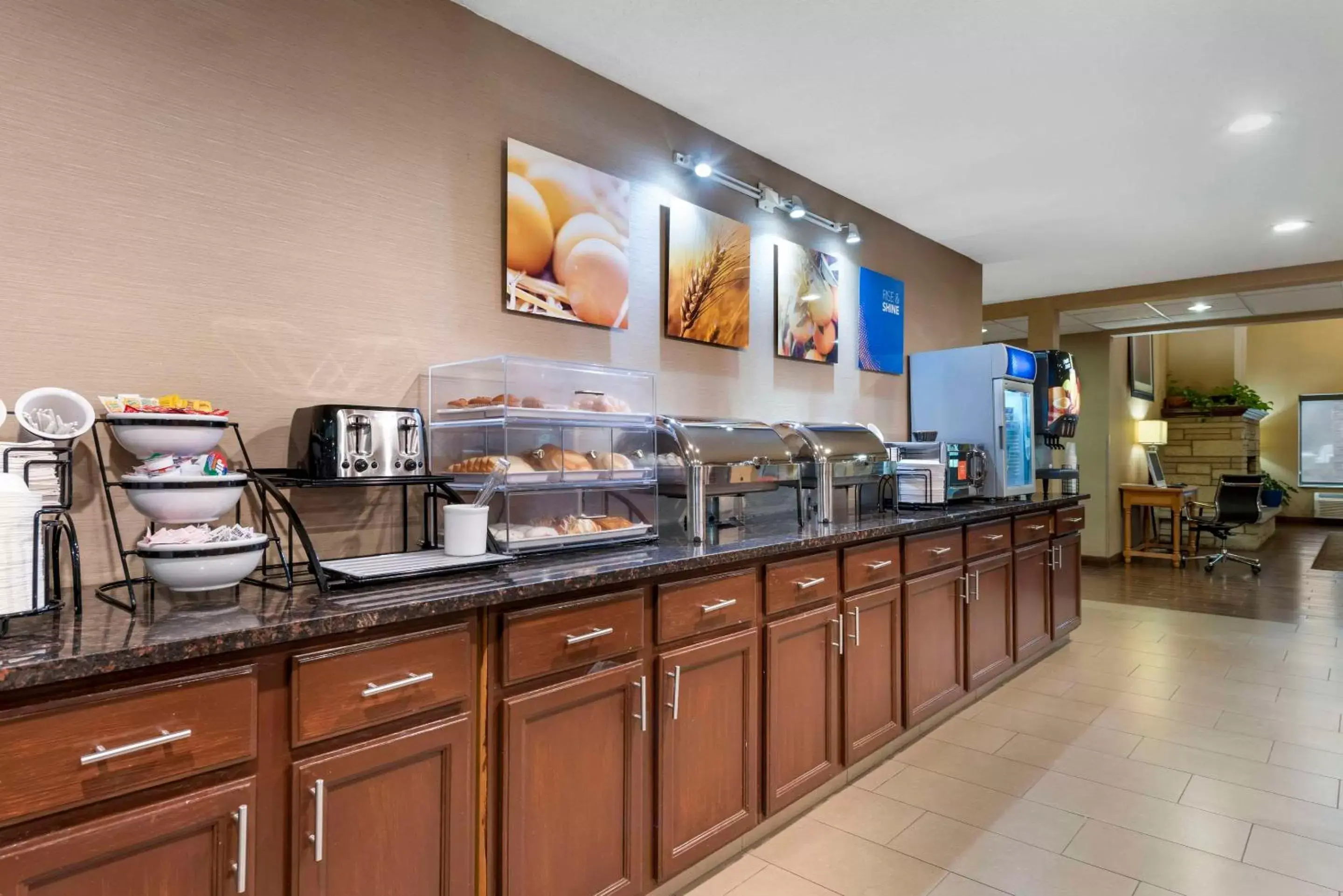 Breakfast, Restaurant/Places to Eat in Comfort Inn & Suites Black River Falls I-94