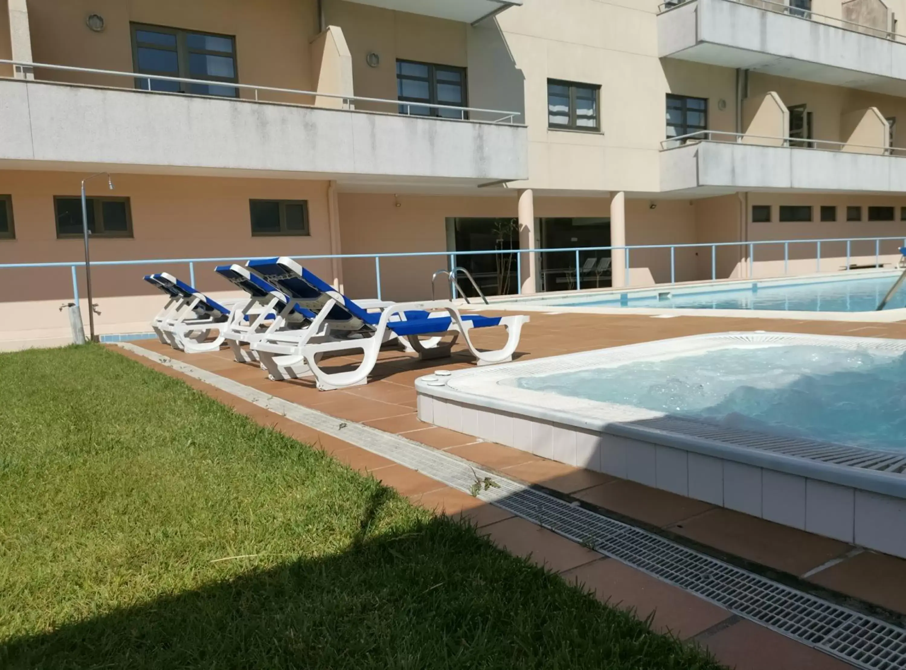 Hot Tub, Swimming Pool in Hotel La Fontaine