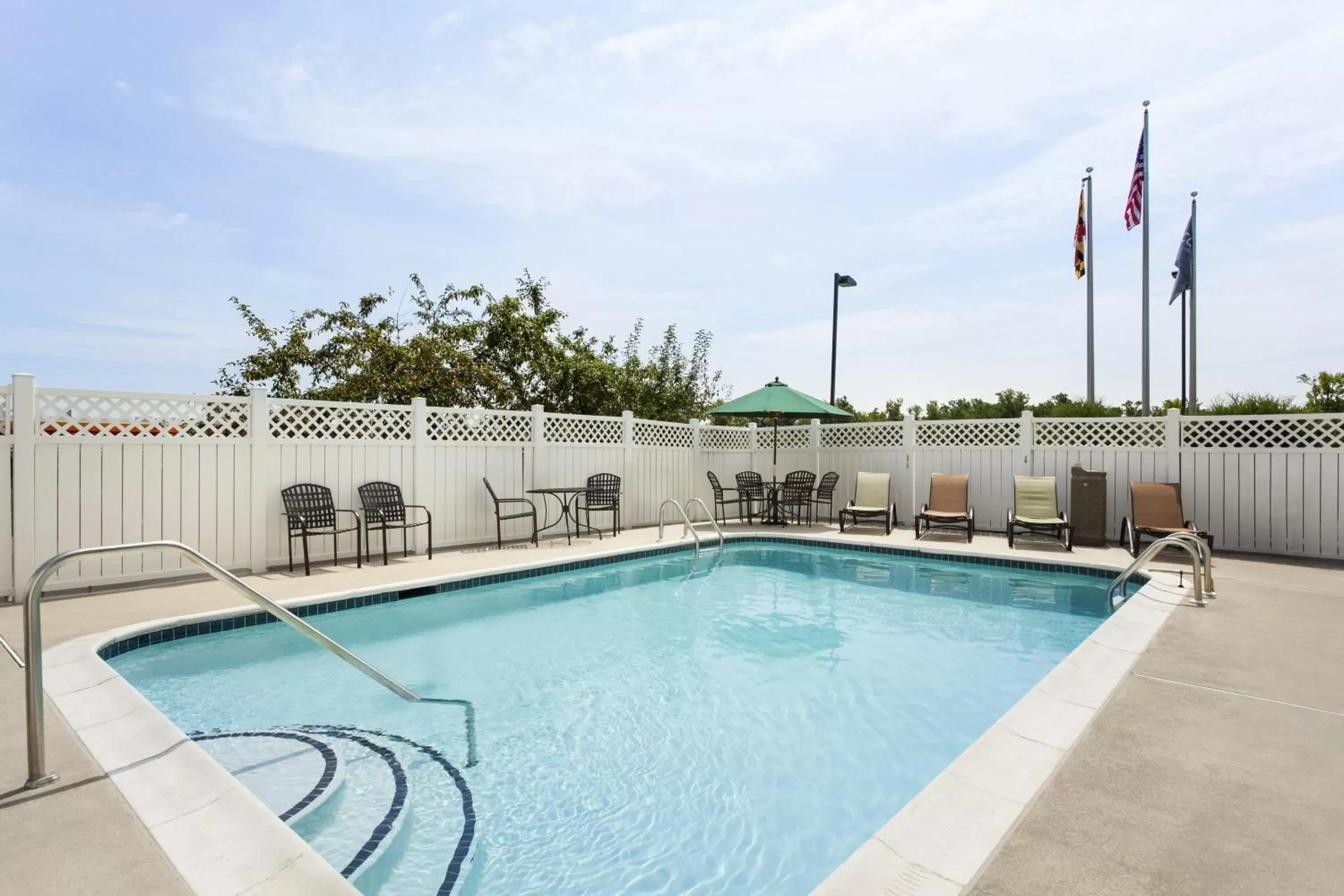 Property building, Swimming Pool in Country Inn & Suites by Radisson, Bel Air/Aberdeen, MD