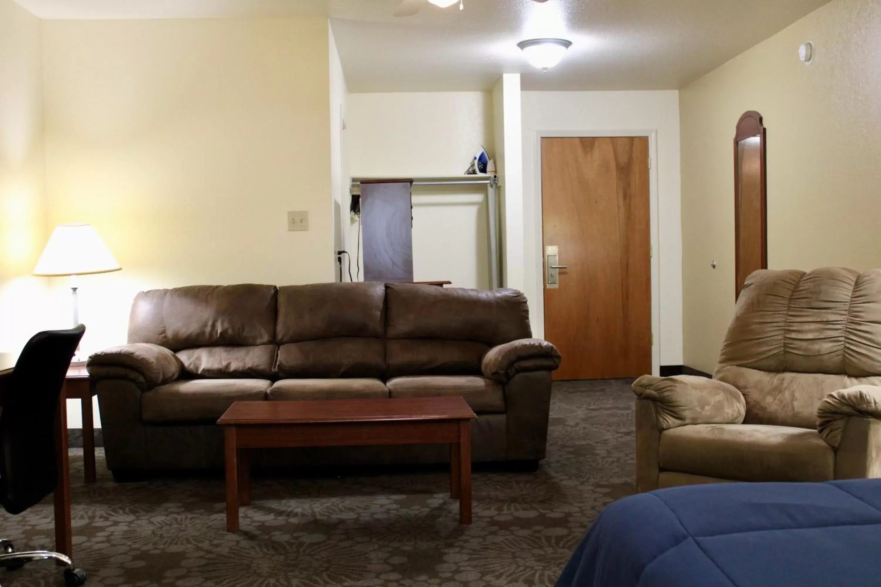 Living room, Seating Area in Candlelight Inn & Suites Hwy 69 near McAlester