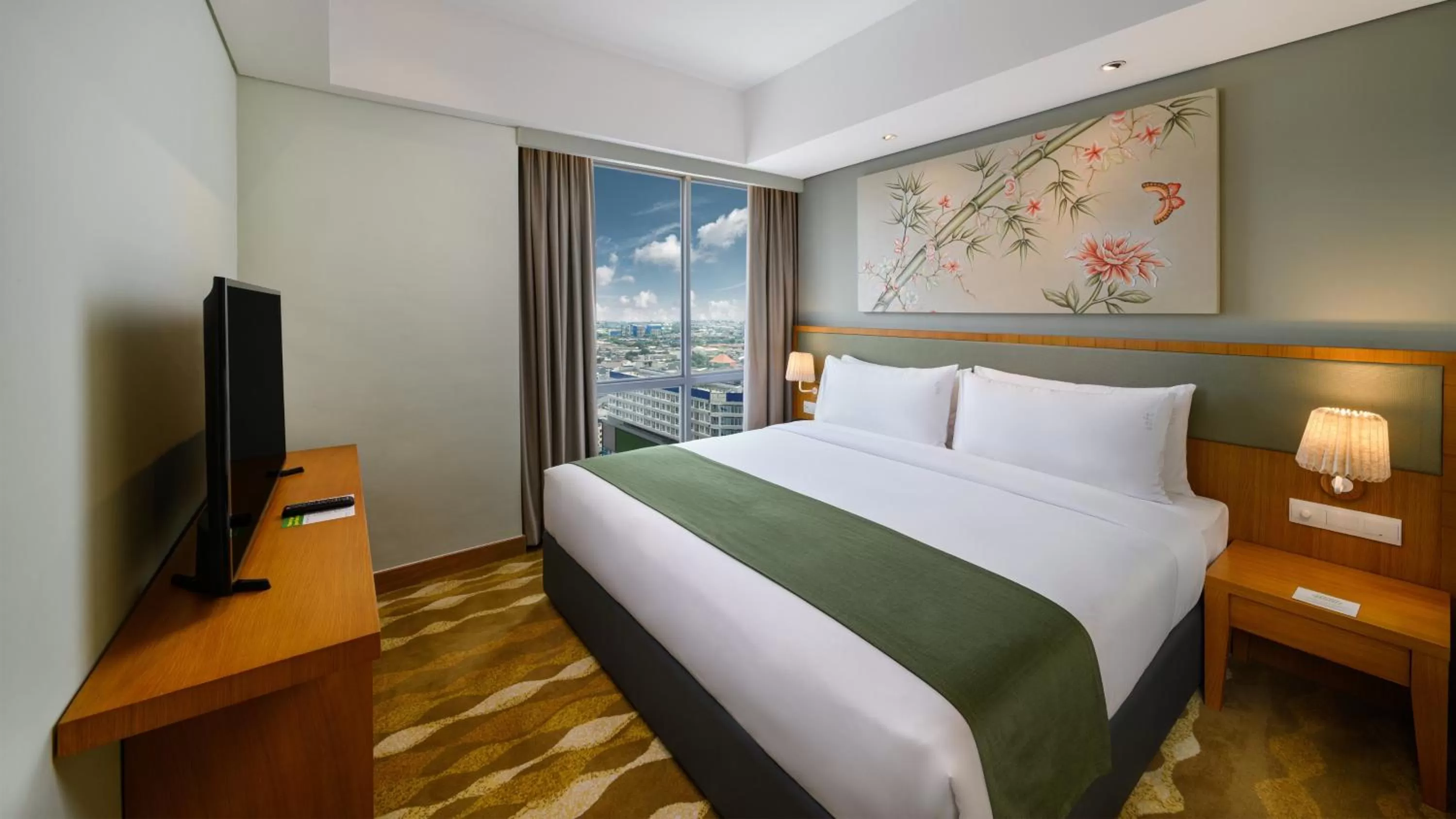 Photo of the whole room, Bed in Holiday Inn & Suites Jakarta Gajah Mada by IHG