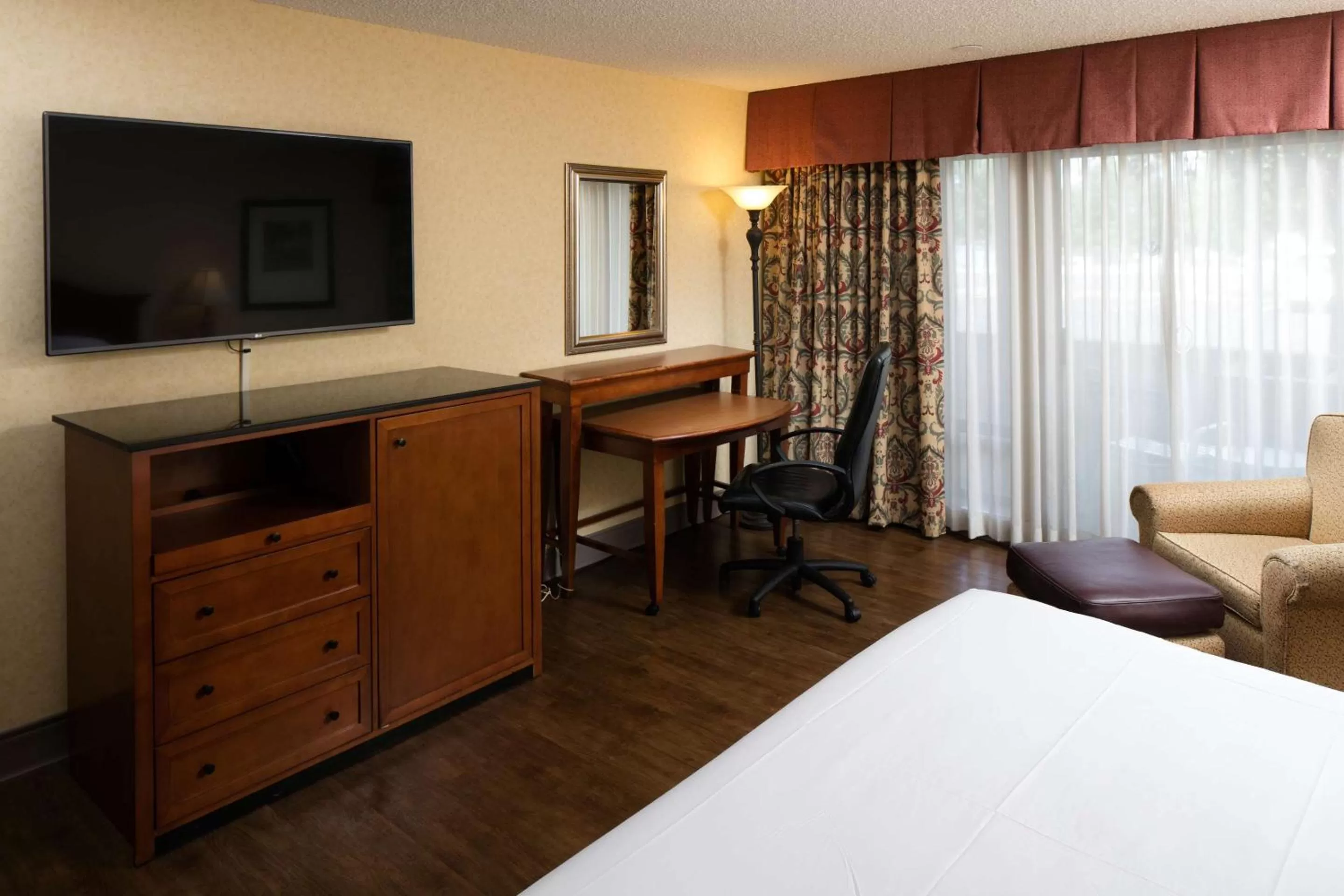 Bedroom, Bed in Red Lion Hotel Redding