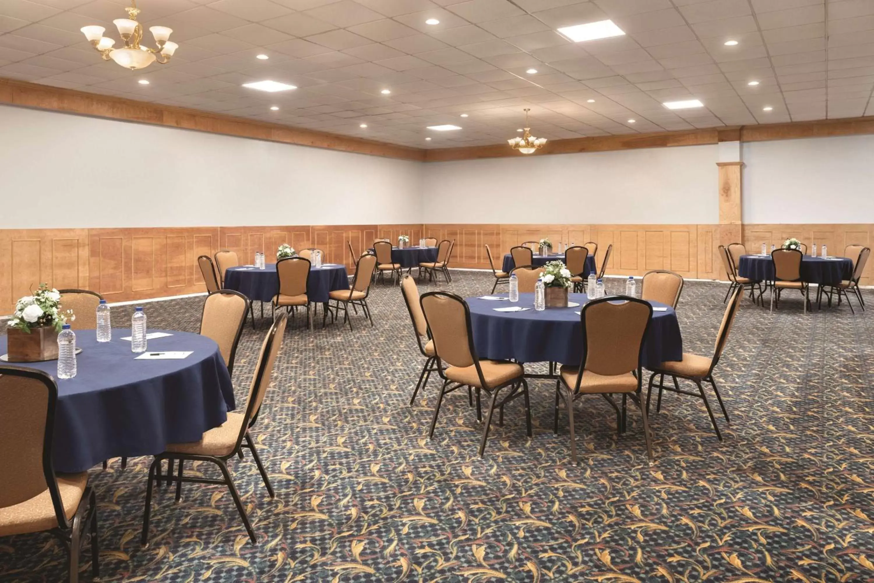 On site, Restaurant/Places to Eat in Wyndham Garden Conference Center Champaign - Urbana