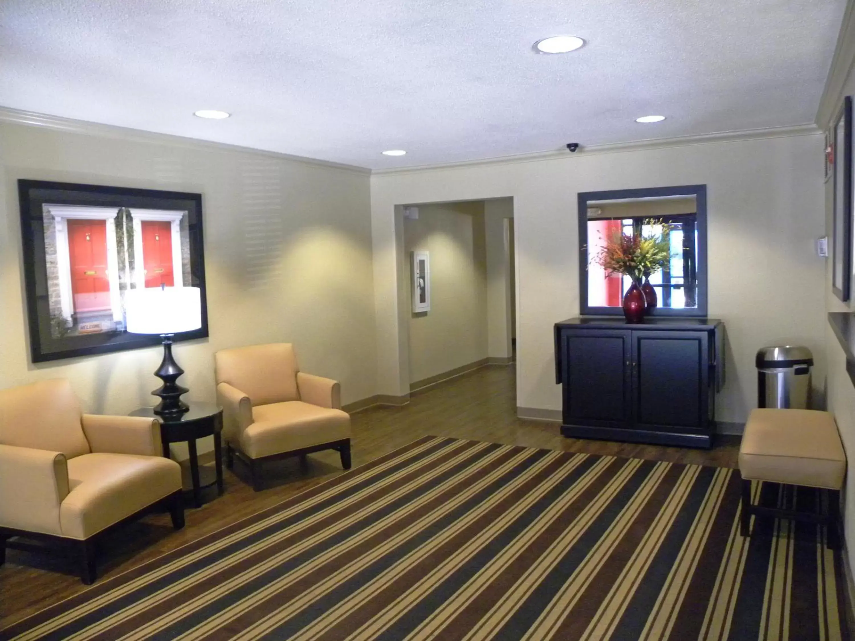 Lobby or reception, Seating Area in Suburban Studios Houston North I-45