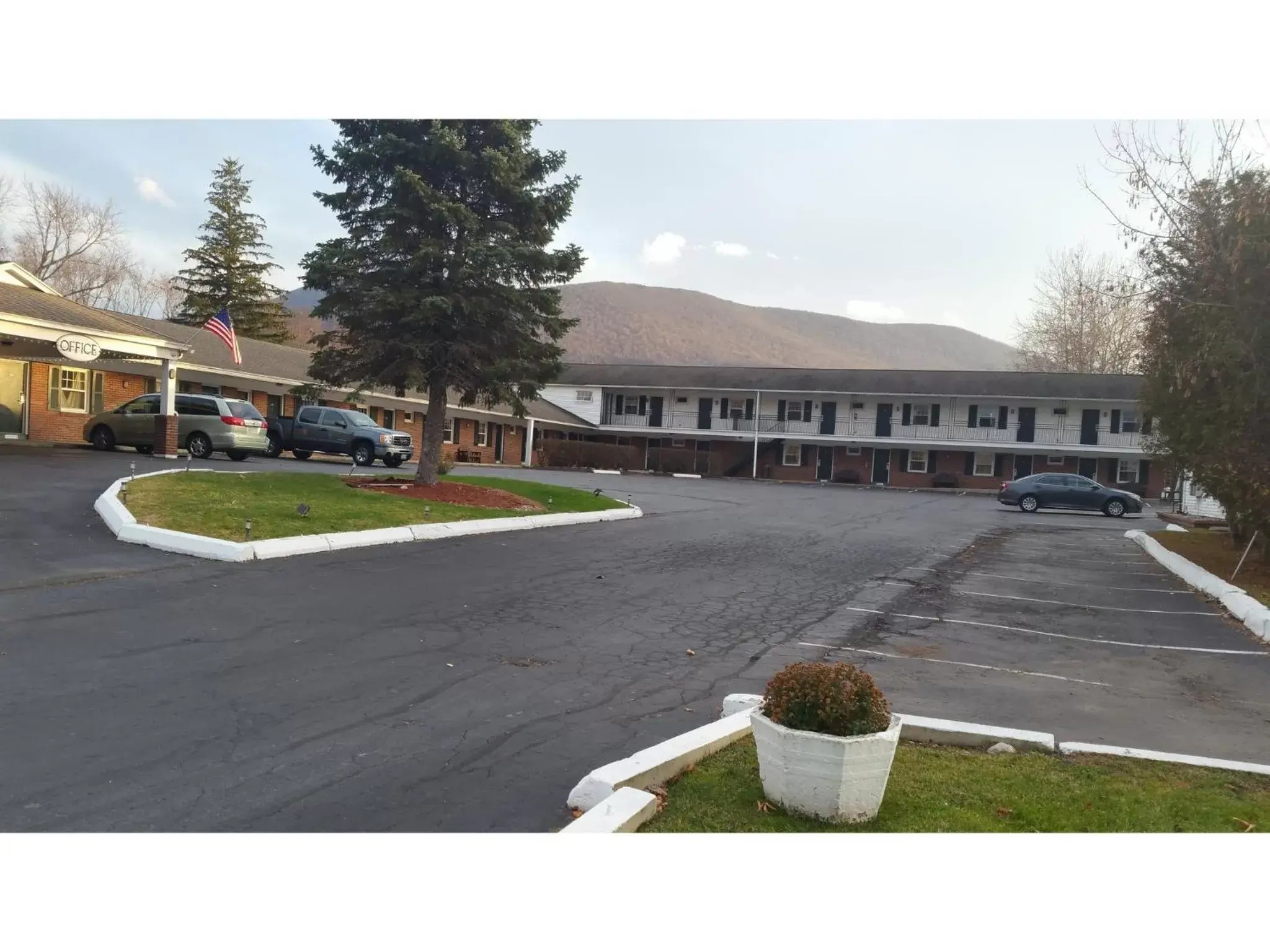 Property building in Howard Johnson by Wyndham Williamstown Property building in Howard Johnson by Wyndham Williamstown