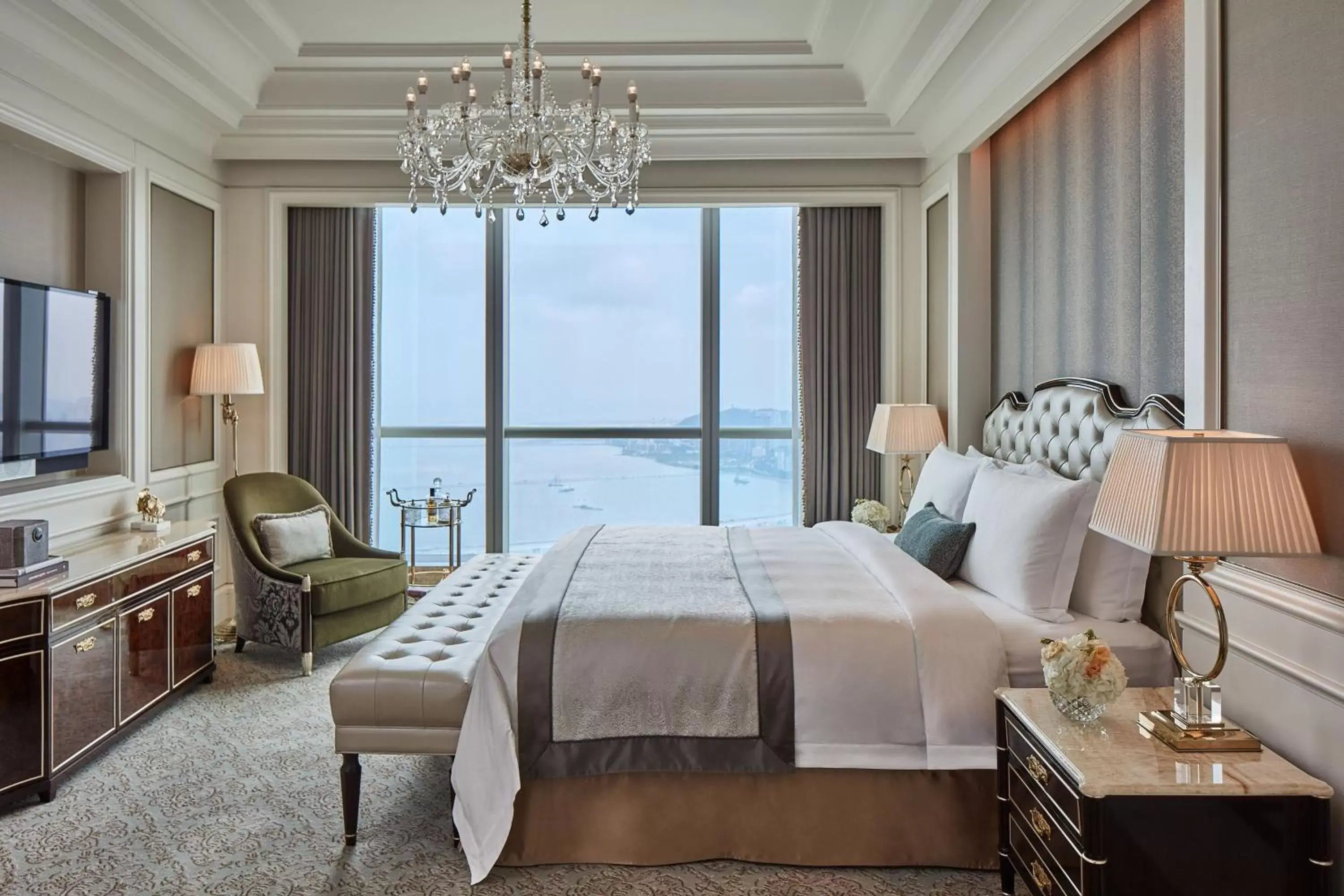 Photo of the whole room in The St. Regis Zhuhai