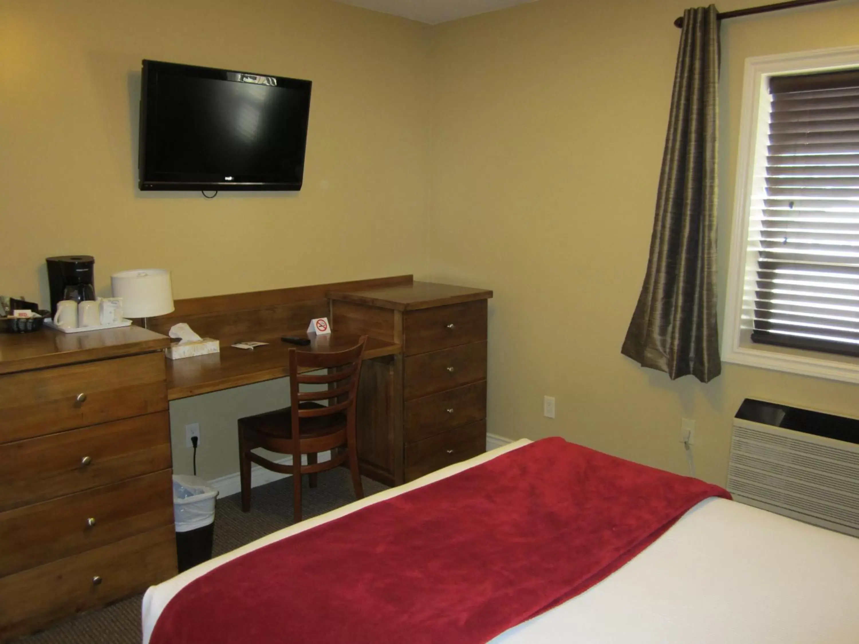 Seating area, TV/Entertainment Center in Reynolds Hotel