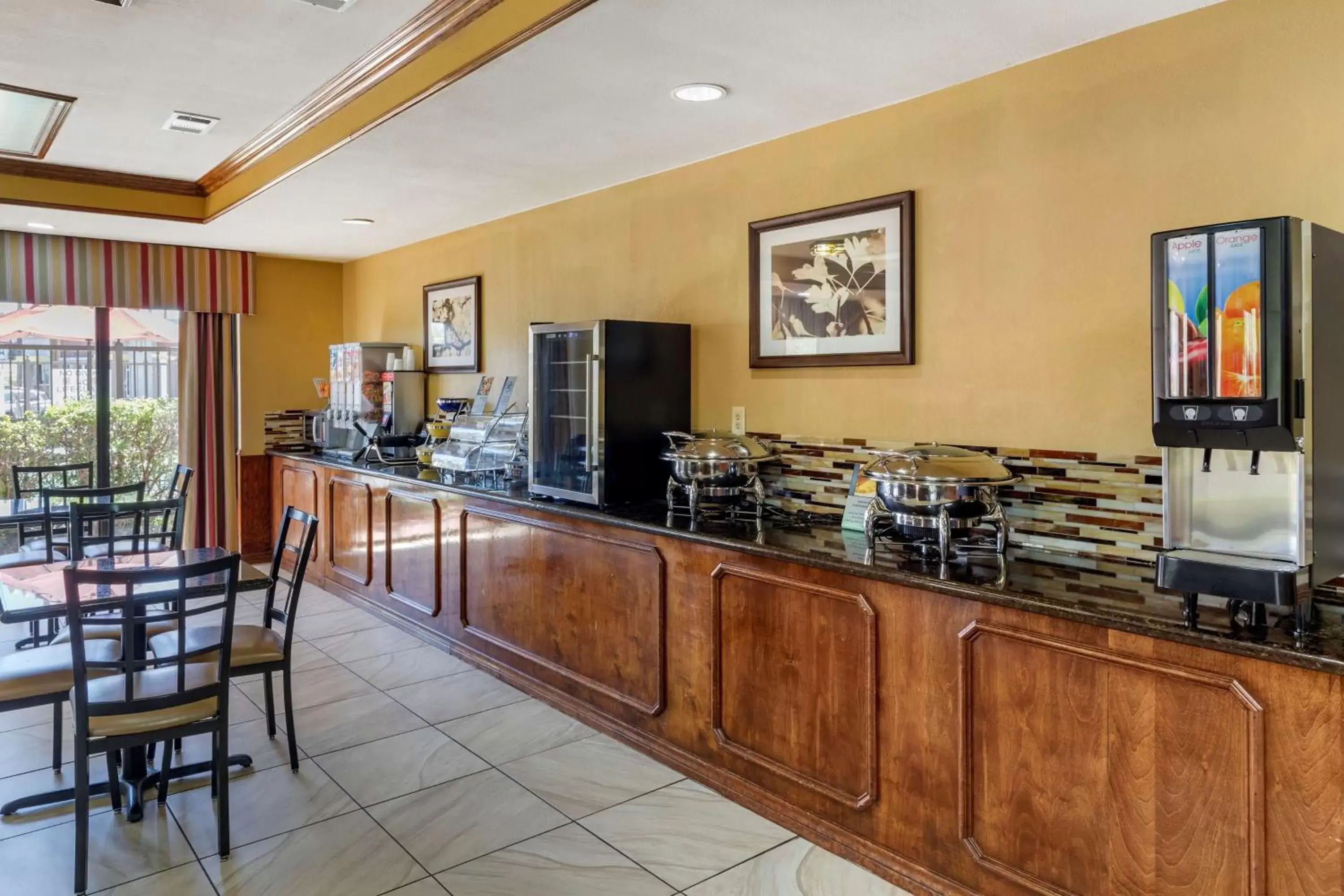 Breakfast, Restaurant/Places to Eat in Best Western Lindale Inn