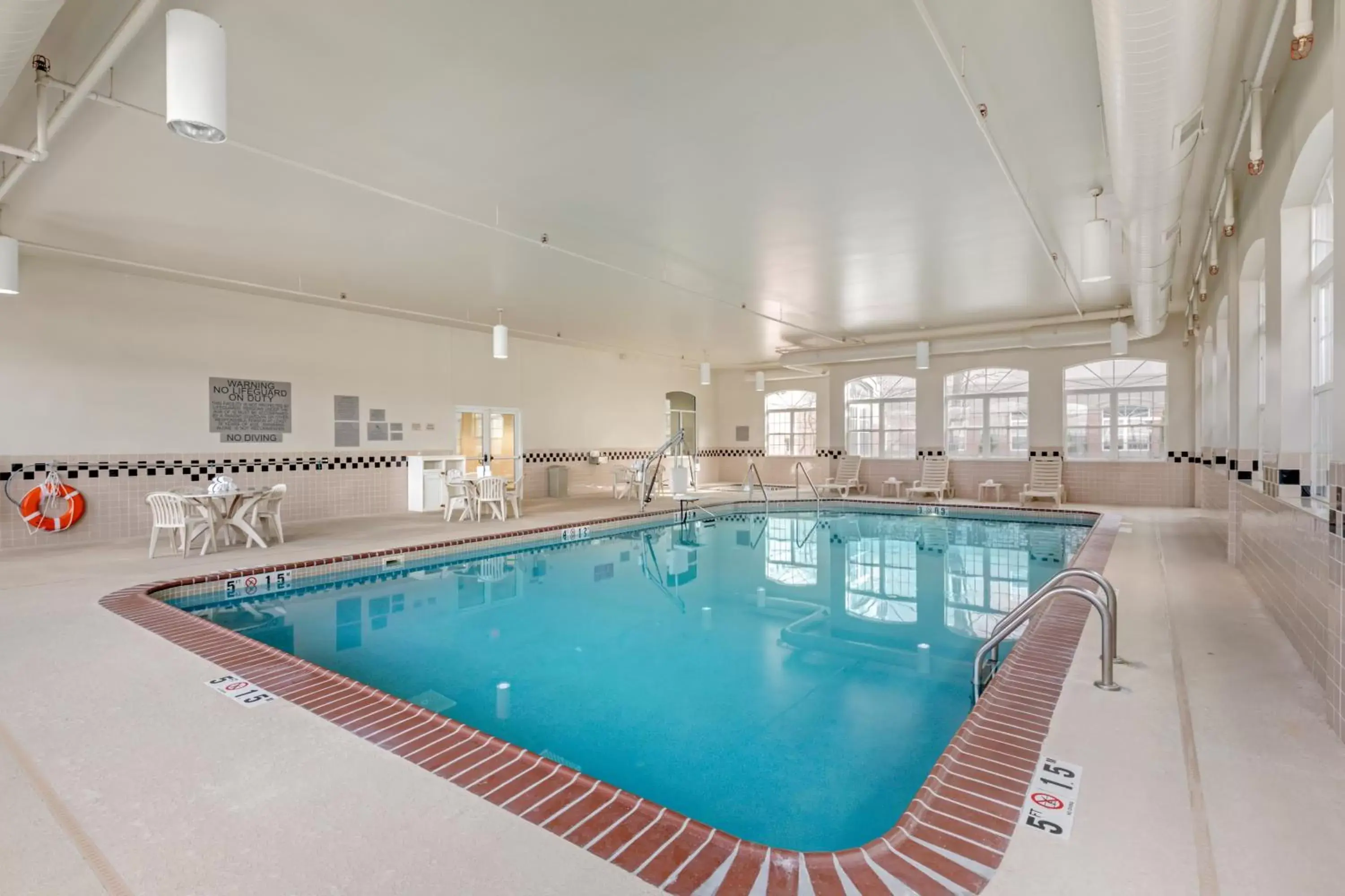 Swimming Pool in Country Inn & Suites by Radisson, Elk Grove Village/Itasca