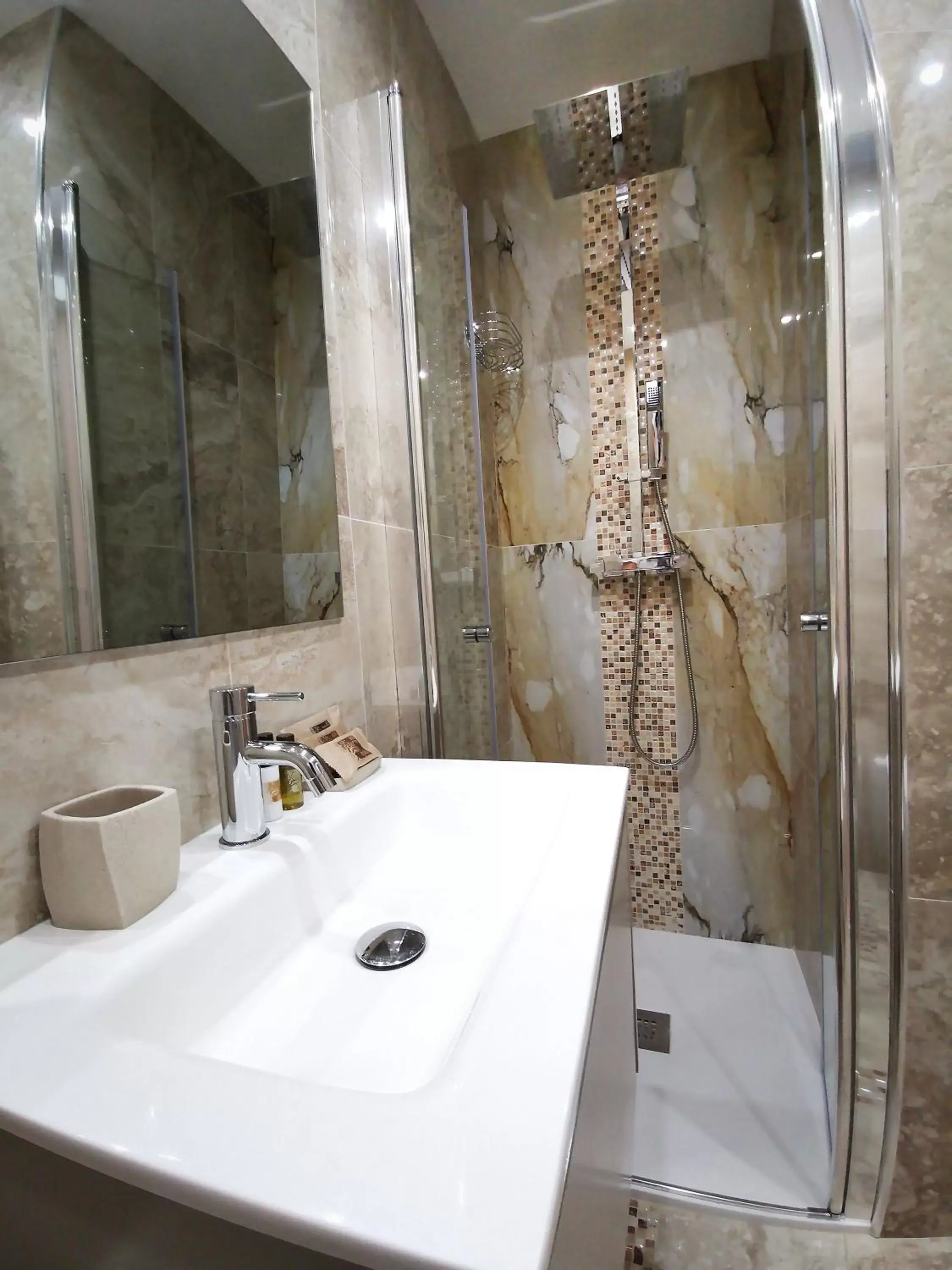 Bathroom in Kalinifta - Jacuzzi & Suites SIT