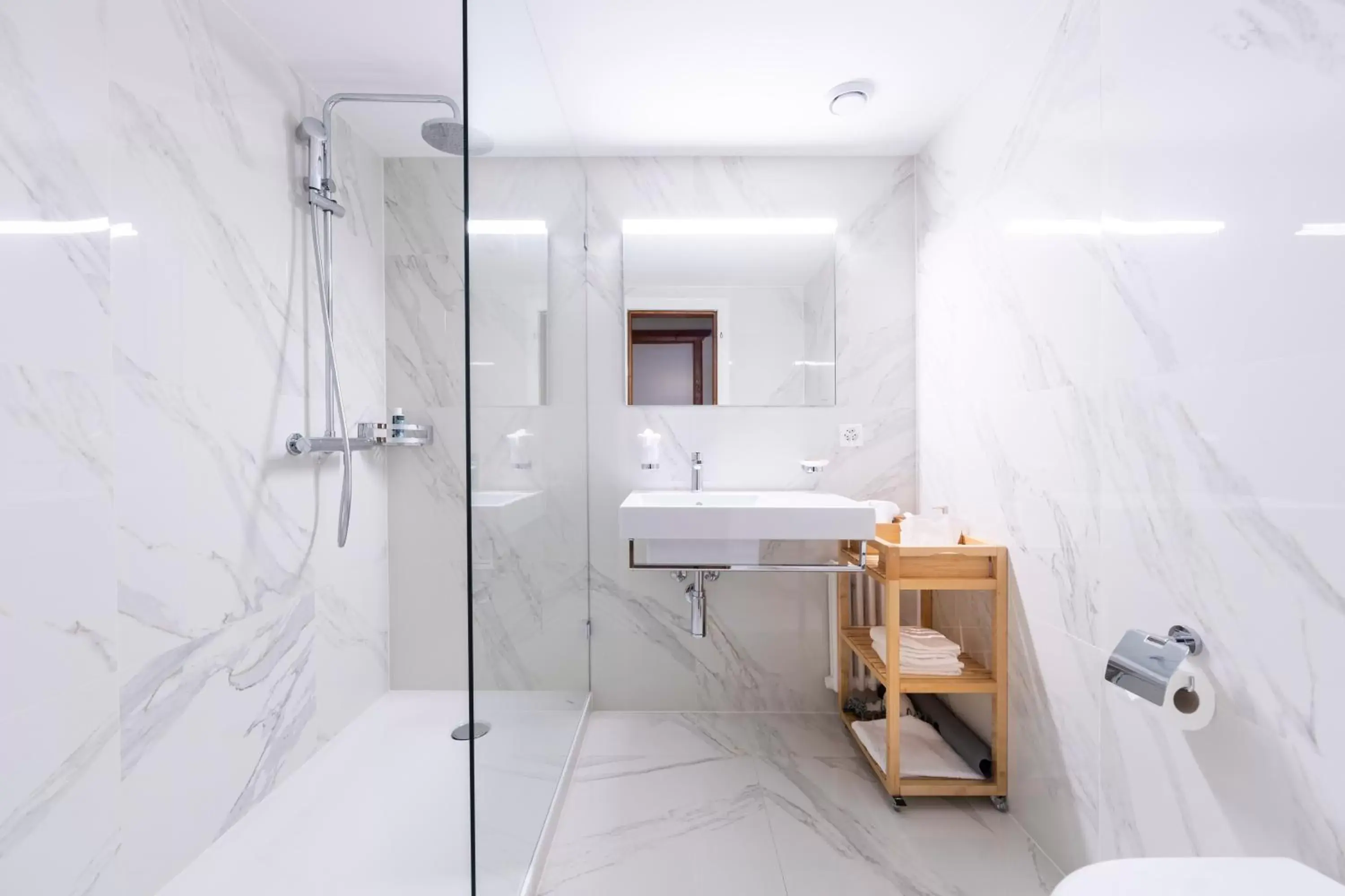 Shower, Bathroom in Eden Hotel und Restaurant