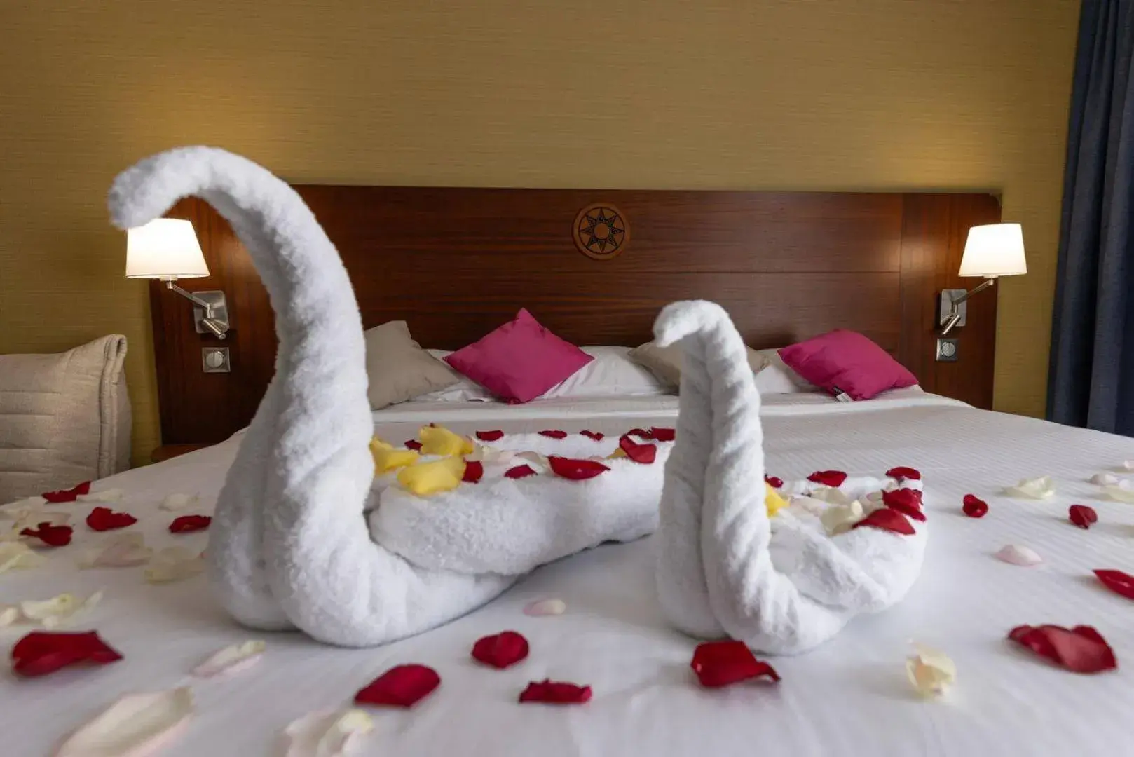 towels, Bed in Hôtel Le Yachtman