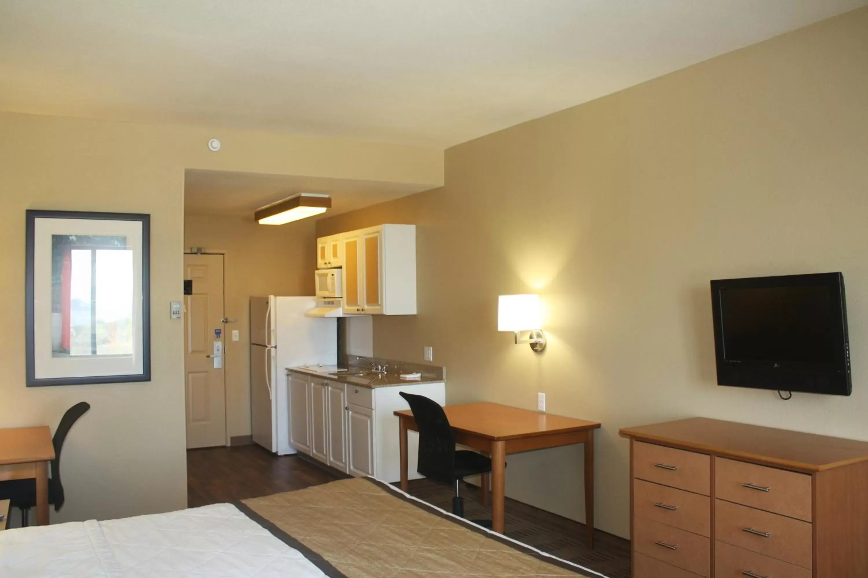 Bed, TV/Entertainment Center in Extended Stay America Suites - San Rafael - Francisco Blvd East