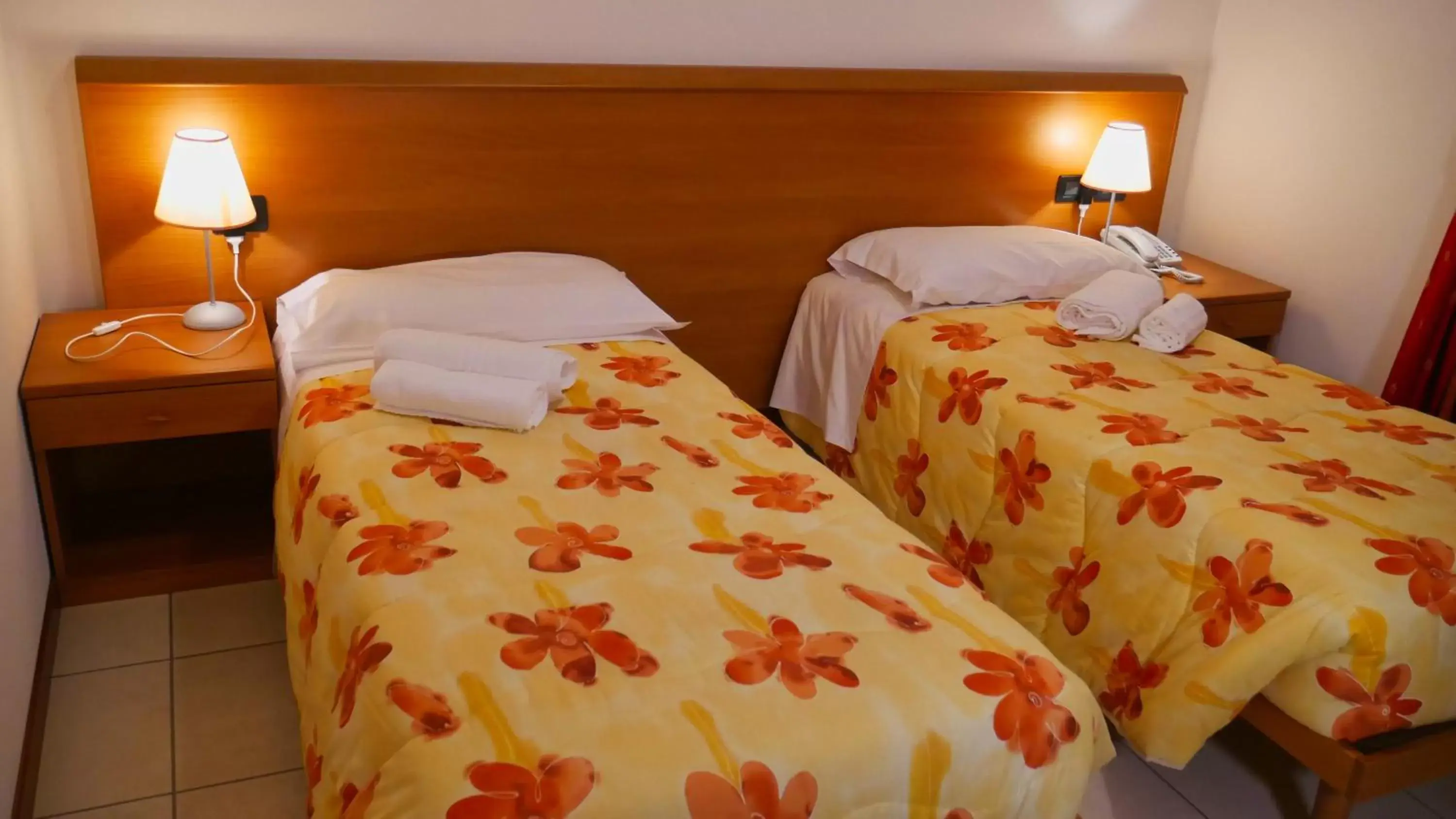 Photo of the whole room, Bed in hotel Vajont