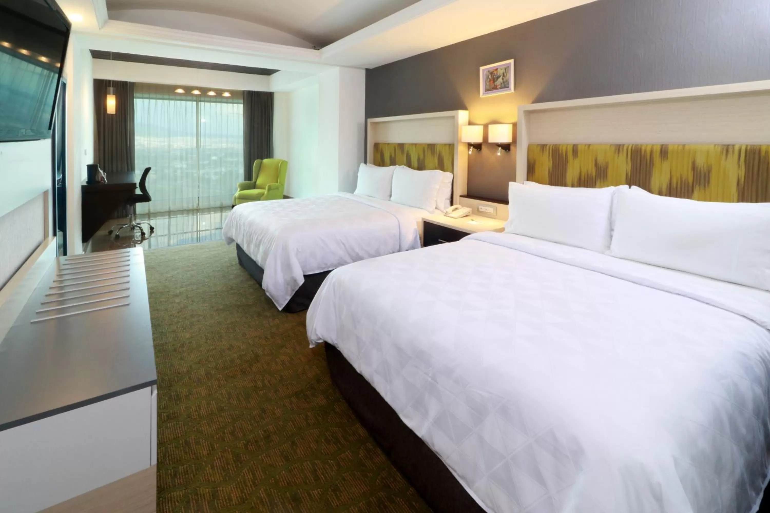 Photo of the whole room, Bed in Holiday Inn Queretaro Zona Diamante by IHG