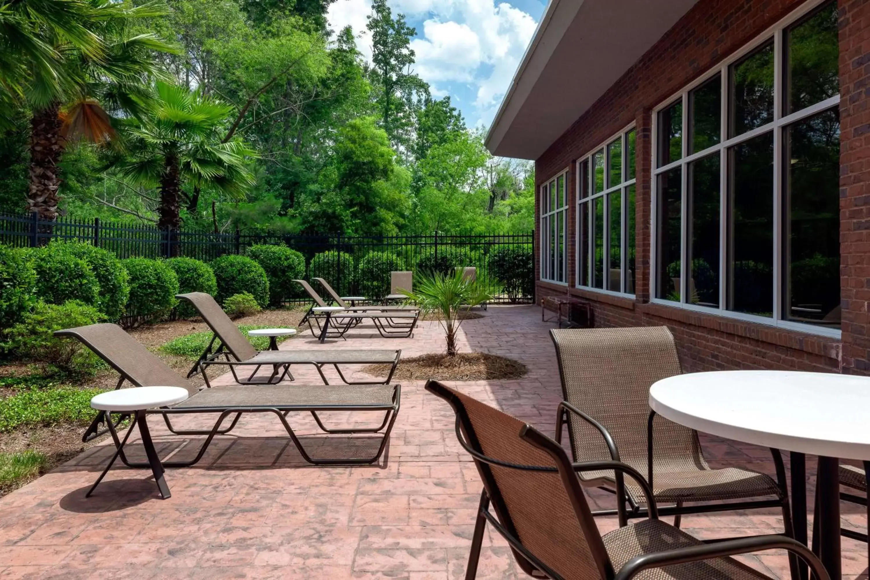 Inner courtyard view in DoubleTree by Hilton Hotel Savannah Airport