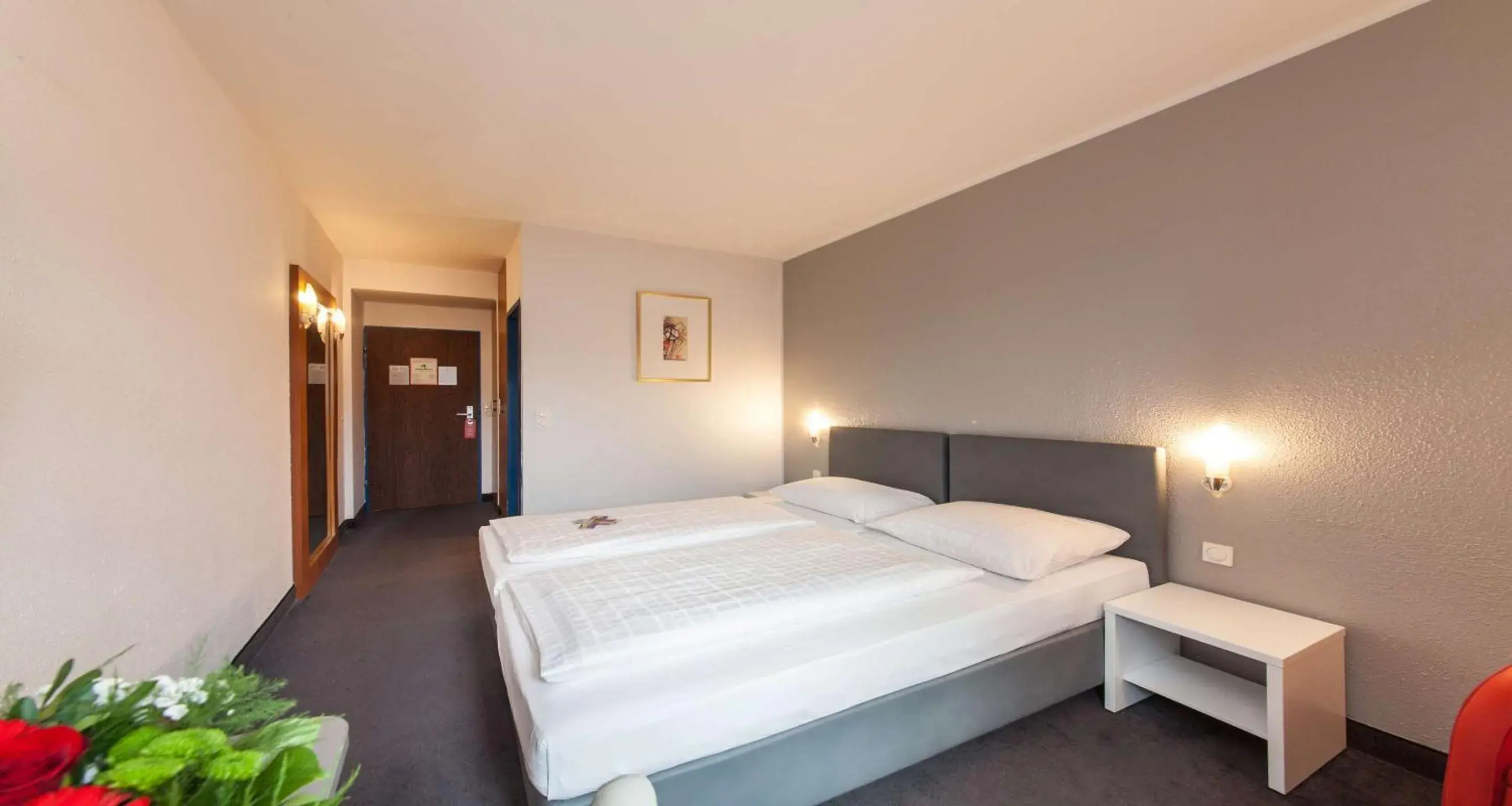 Photo of the whole room, Bed in Sure Hotel by Best Western Muenchen Hauptbahnhof