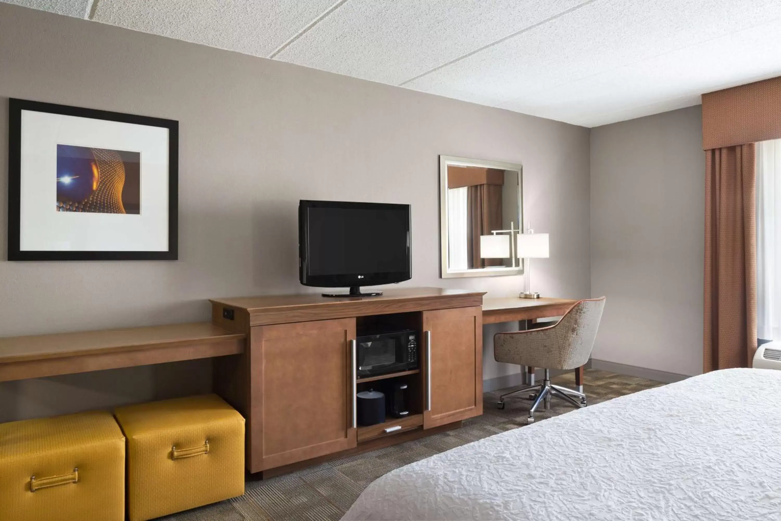 Living room, TV/Entertainment Center in Hampton Inn Pell City