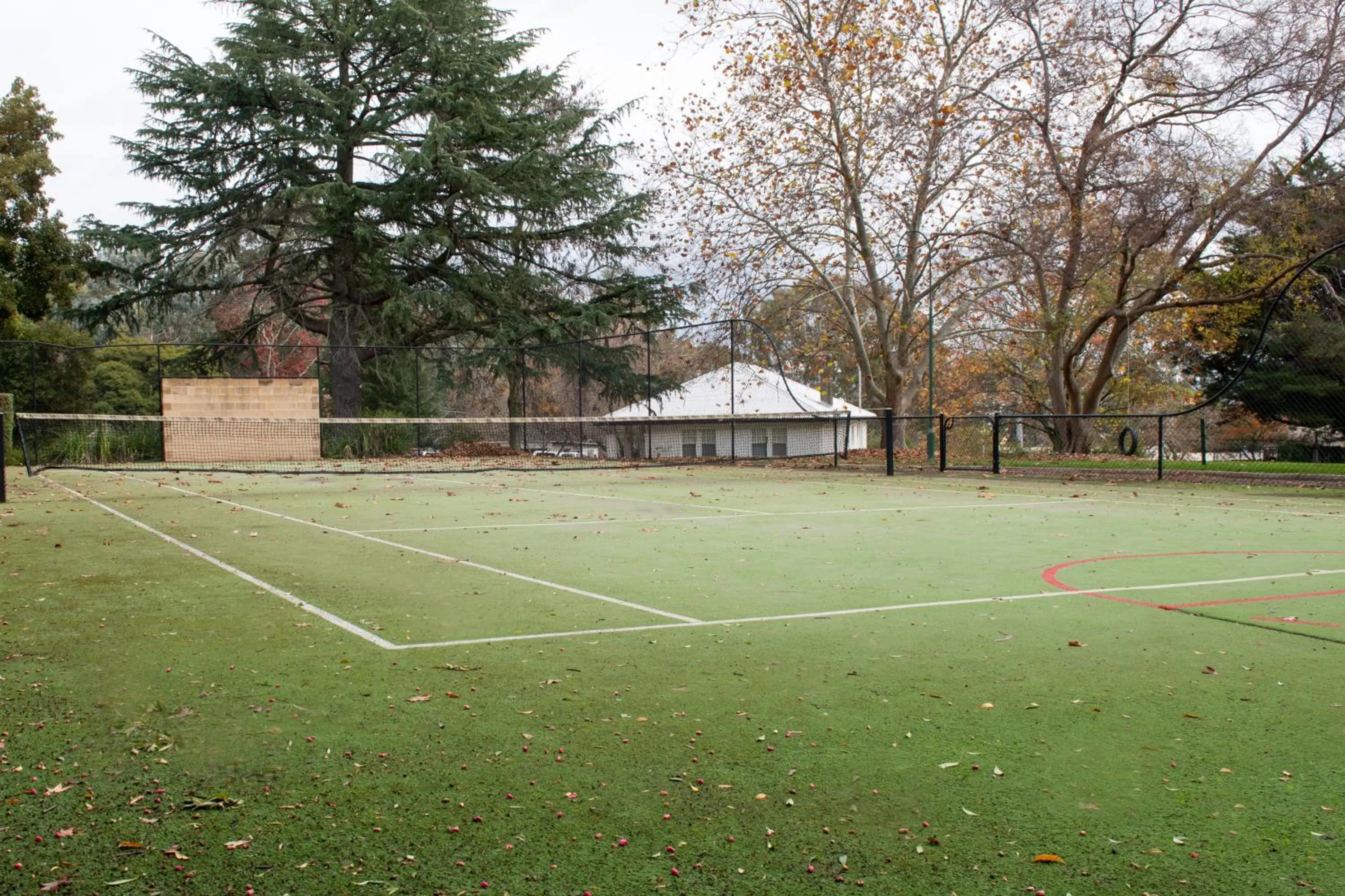 Tennis court in Linaker Art Deco Motel