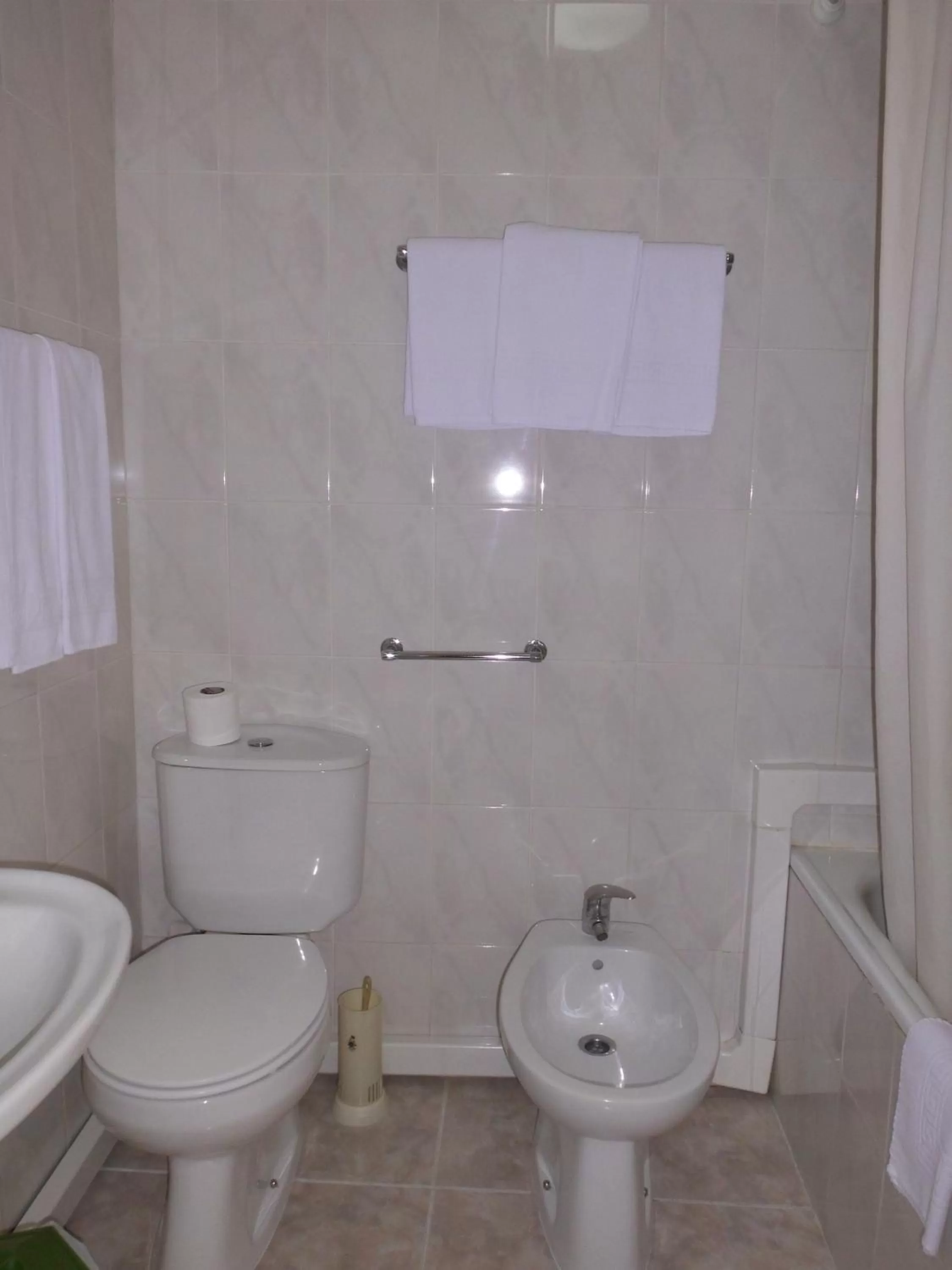 Bathroom in Hotel Larbelo