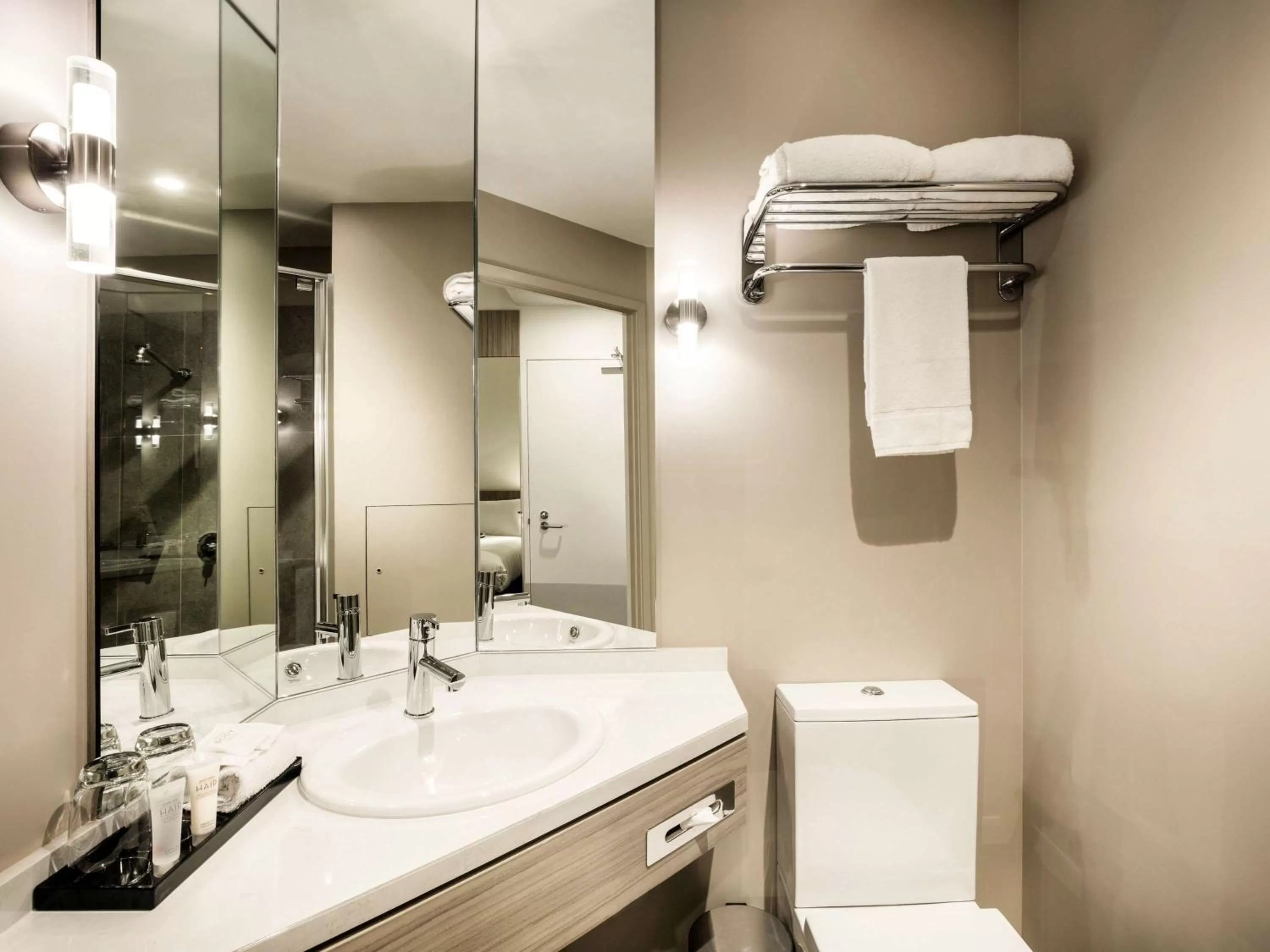 Photo of the whole room in Ibis Mackay