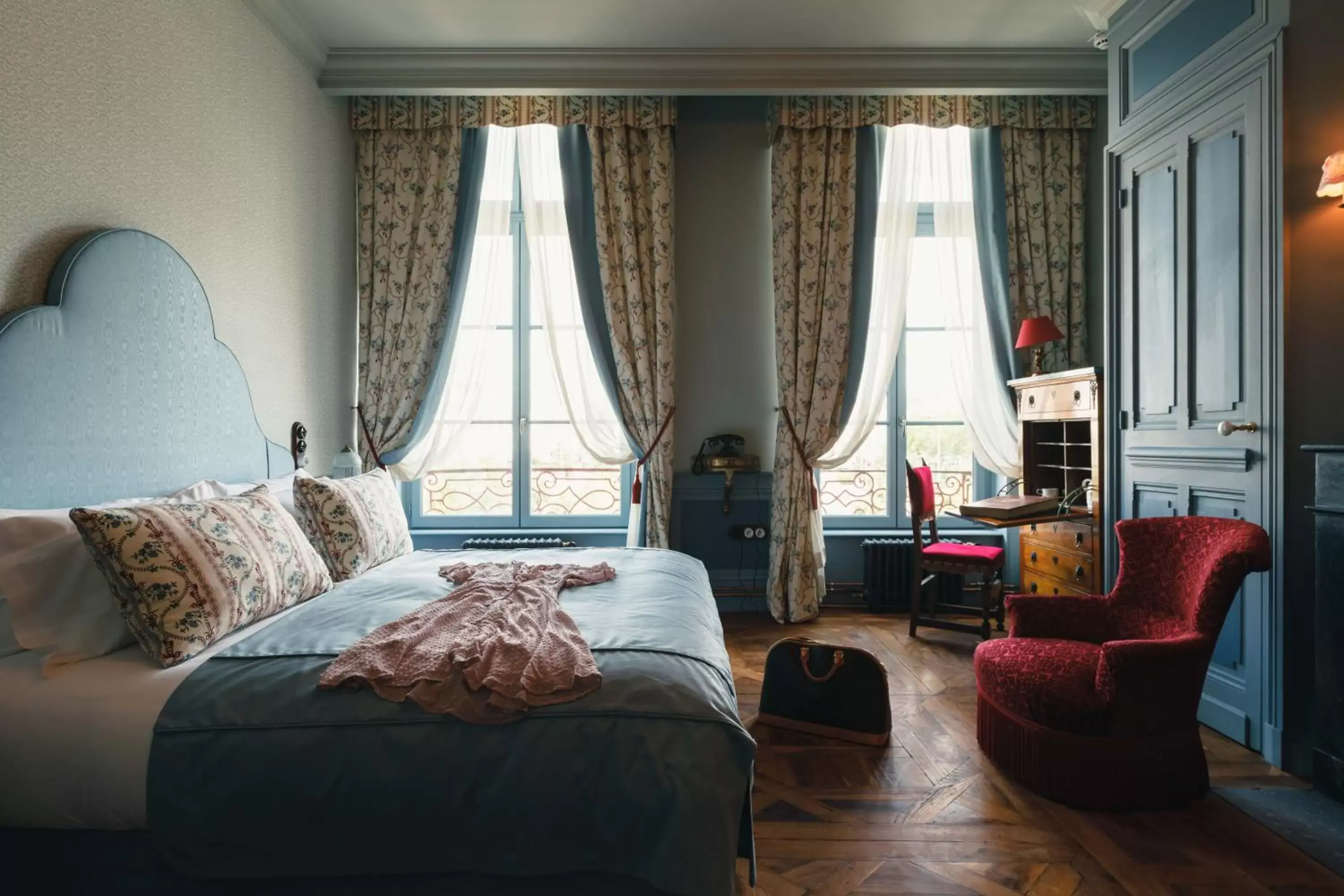 Photo of the whole room, Bed in Bayard Bellecour