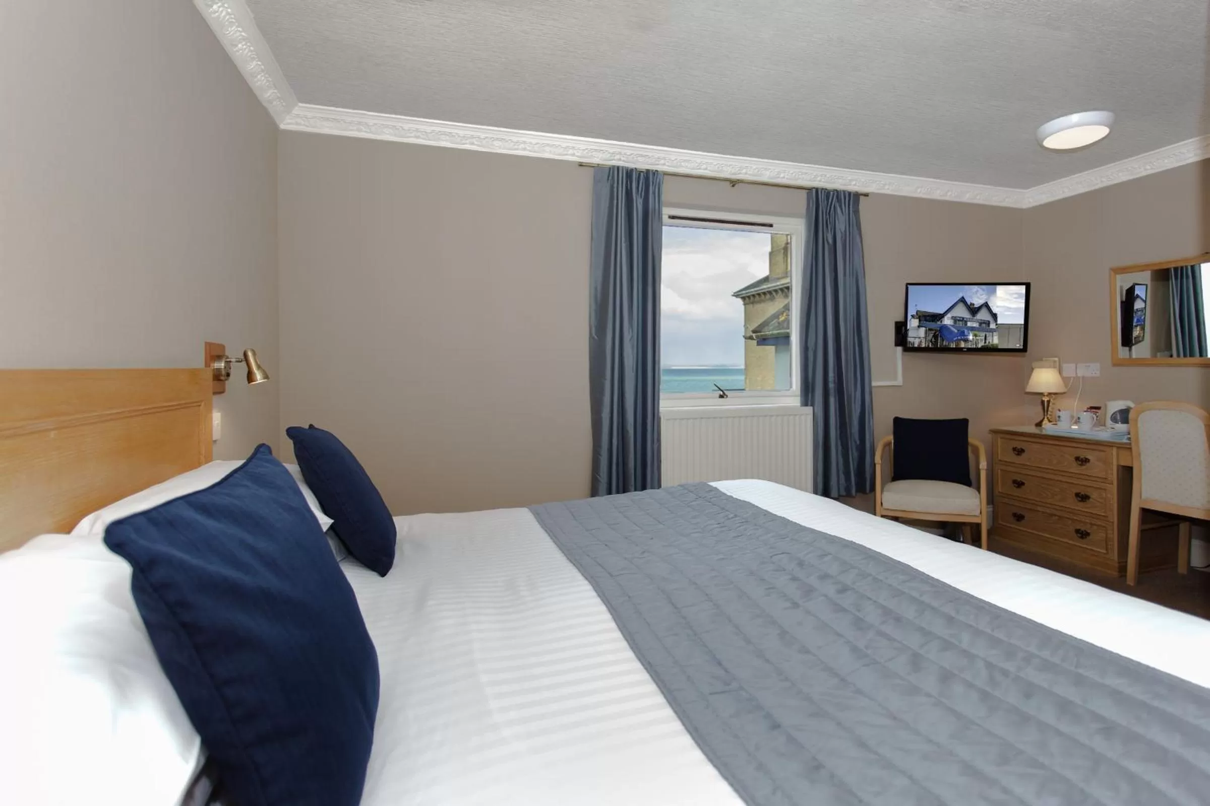 Bed in BEST WESTERN New Holmwood Hotel