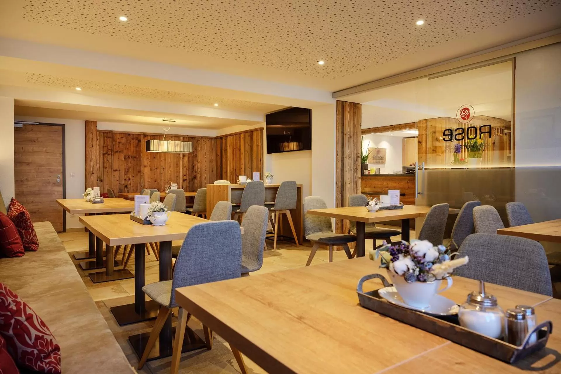 Communal lounge/ TV room in ApartHotel Rose