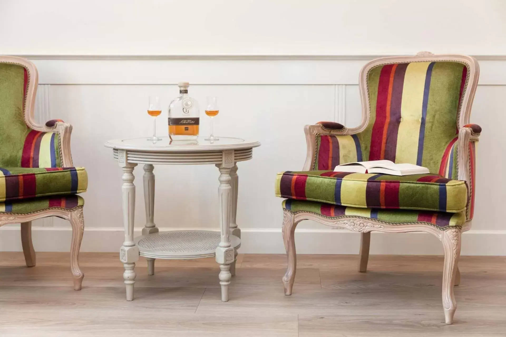 Alcoholic drinks, Seating Area in Hotel Leon d'Oro