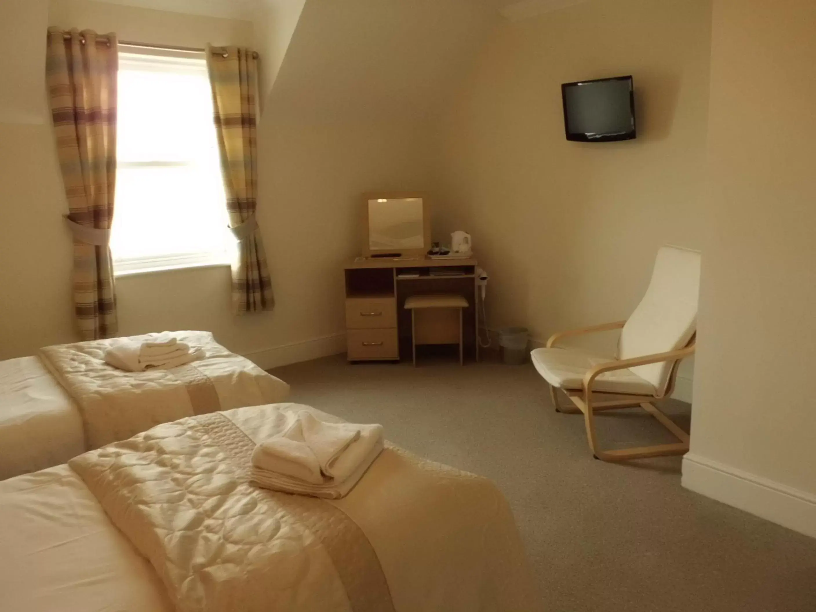 Bed, Seating Area in The Golden Lion Hotel